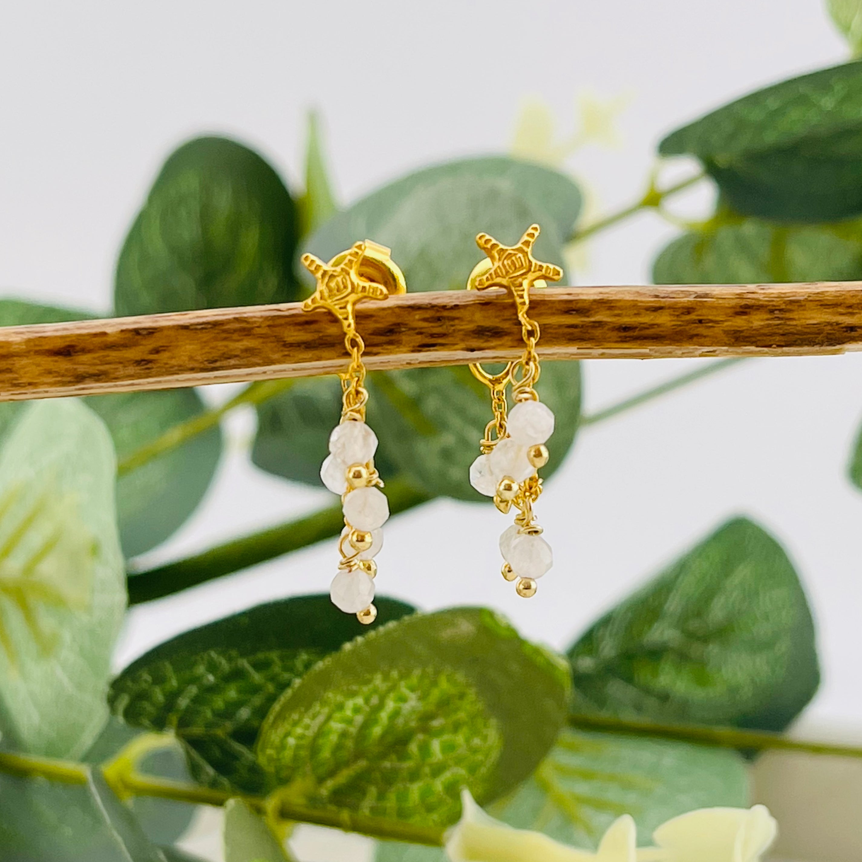 Goldohrstecker mit Libelle und weissen Perlen-Anhängern Utopia Moonstone