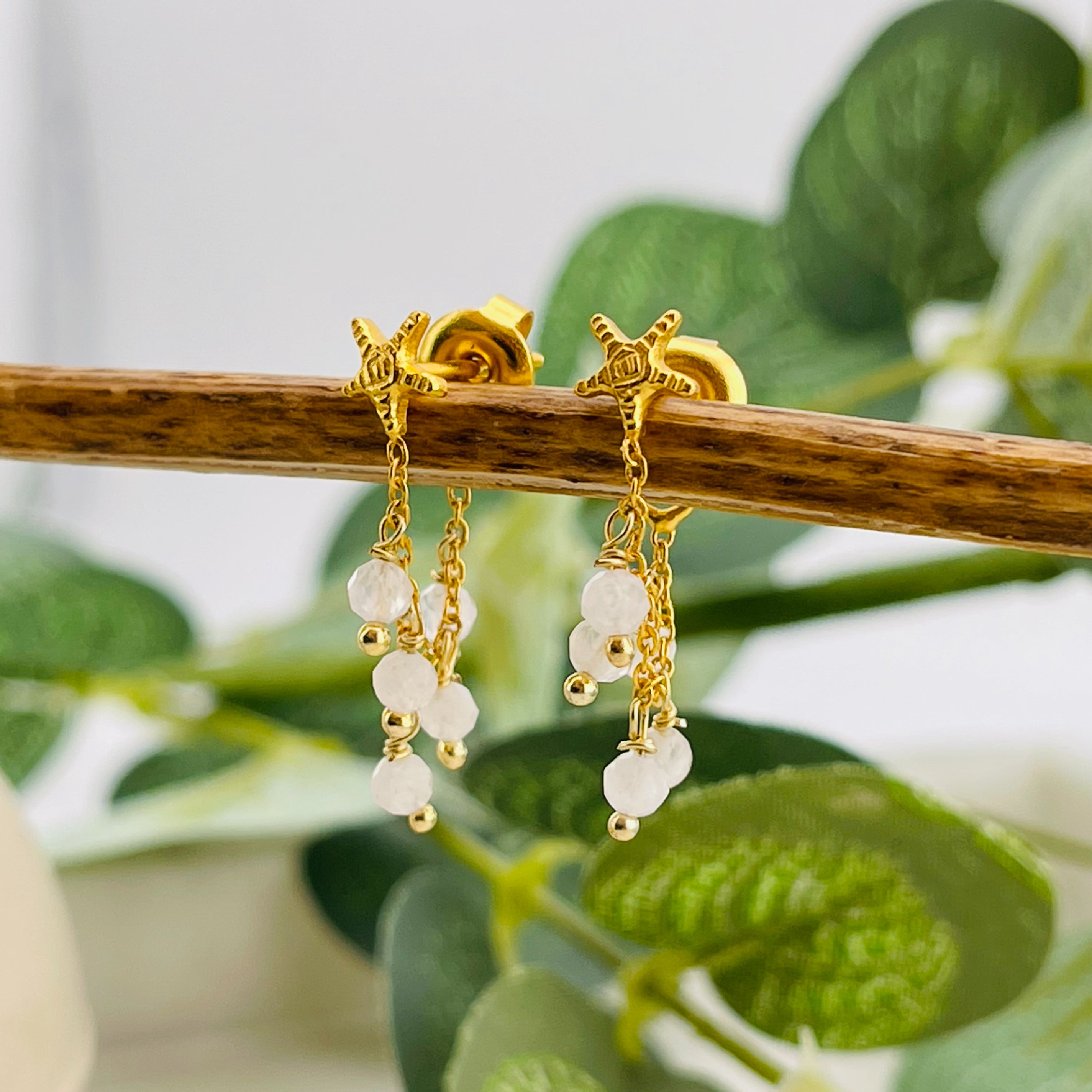 Goldohrstecker mit Libelle und weissen Perlen-Anhängern Utopia Moonstone