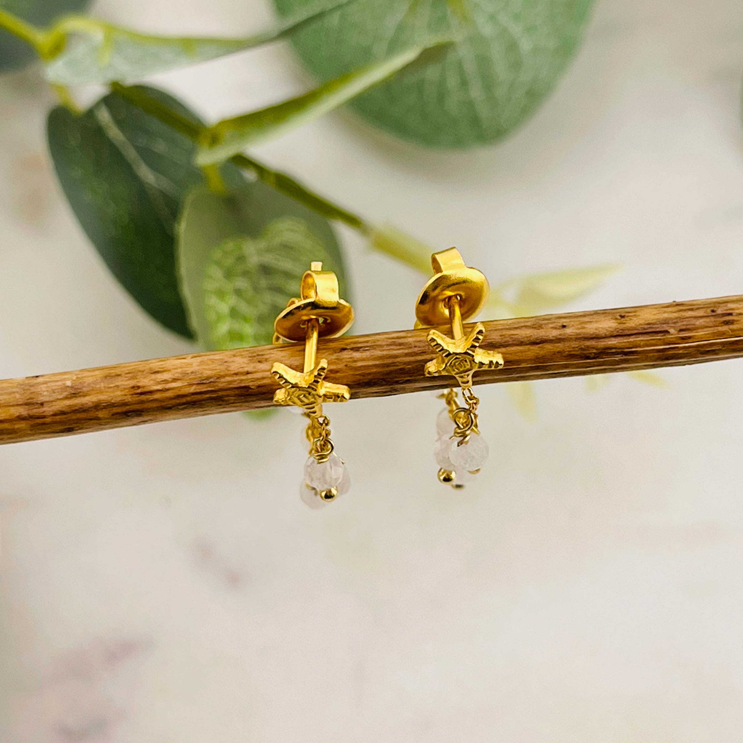 Goldohrstecker mit Libelle und weissen Perlen-Anhängern Utopia Moonstone