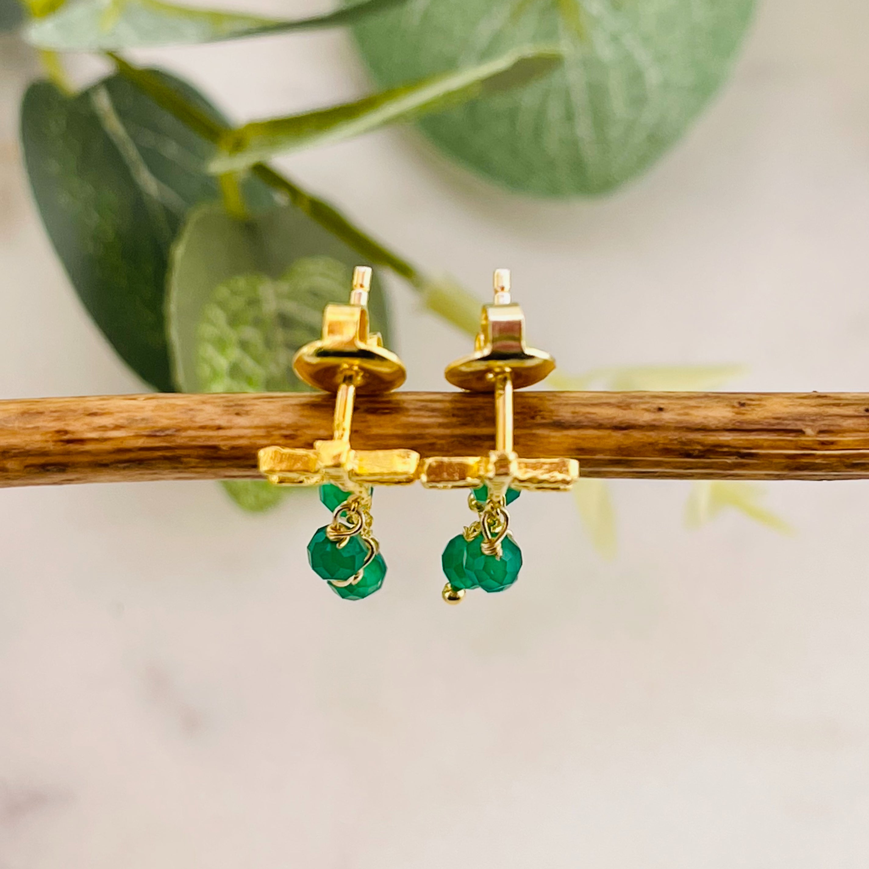 Goldohrstecker mit Libelle und grünen Perlen-Anhängern Utopia Aventurine