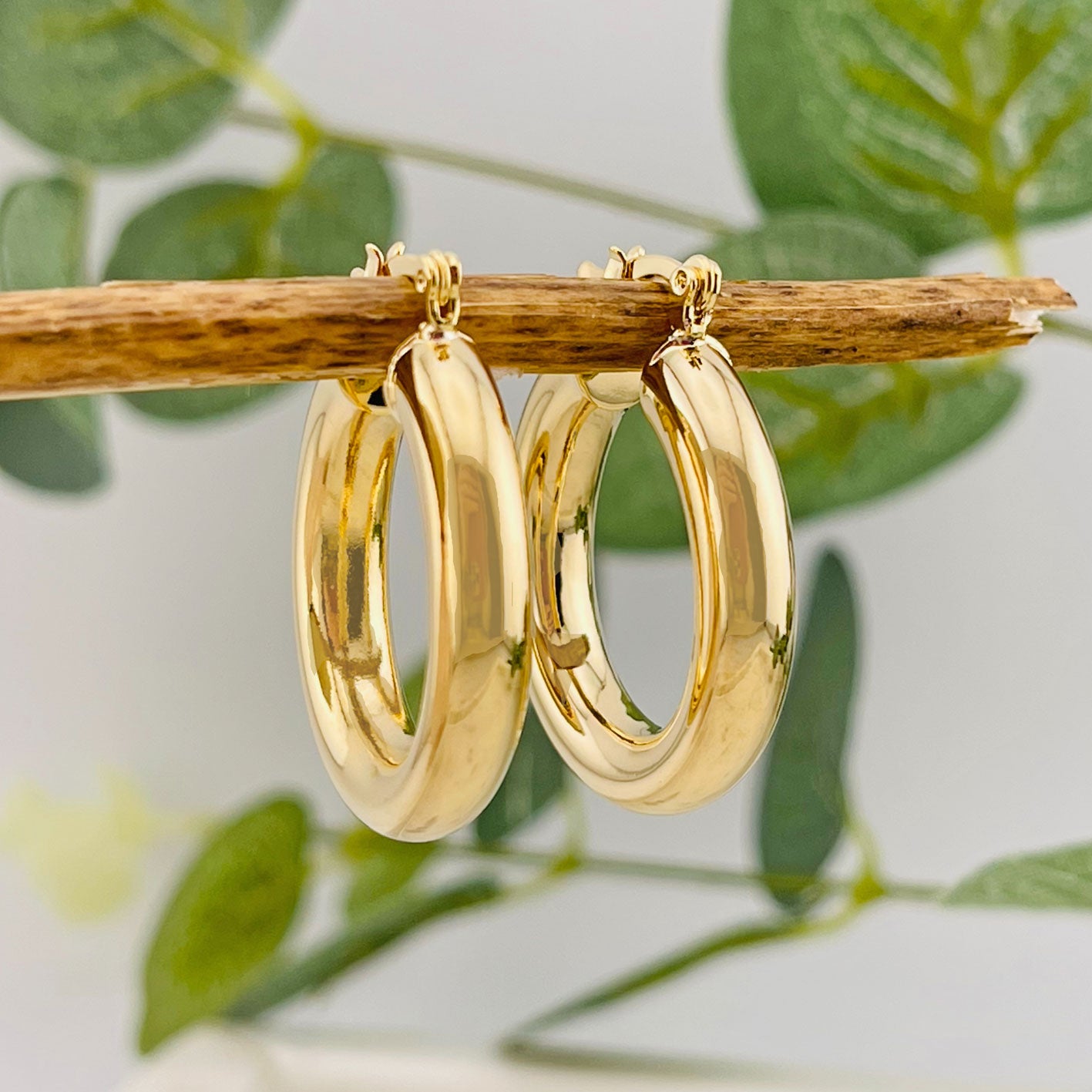 Klassische breite Creolen-Ohrringe in Gold Markita