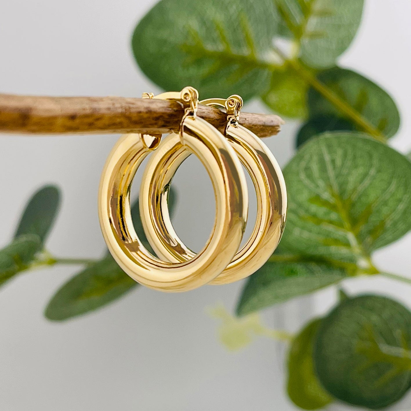 Klassische breite Creolen-Ohrringe in Gold Markita