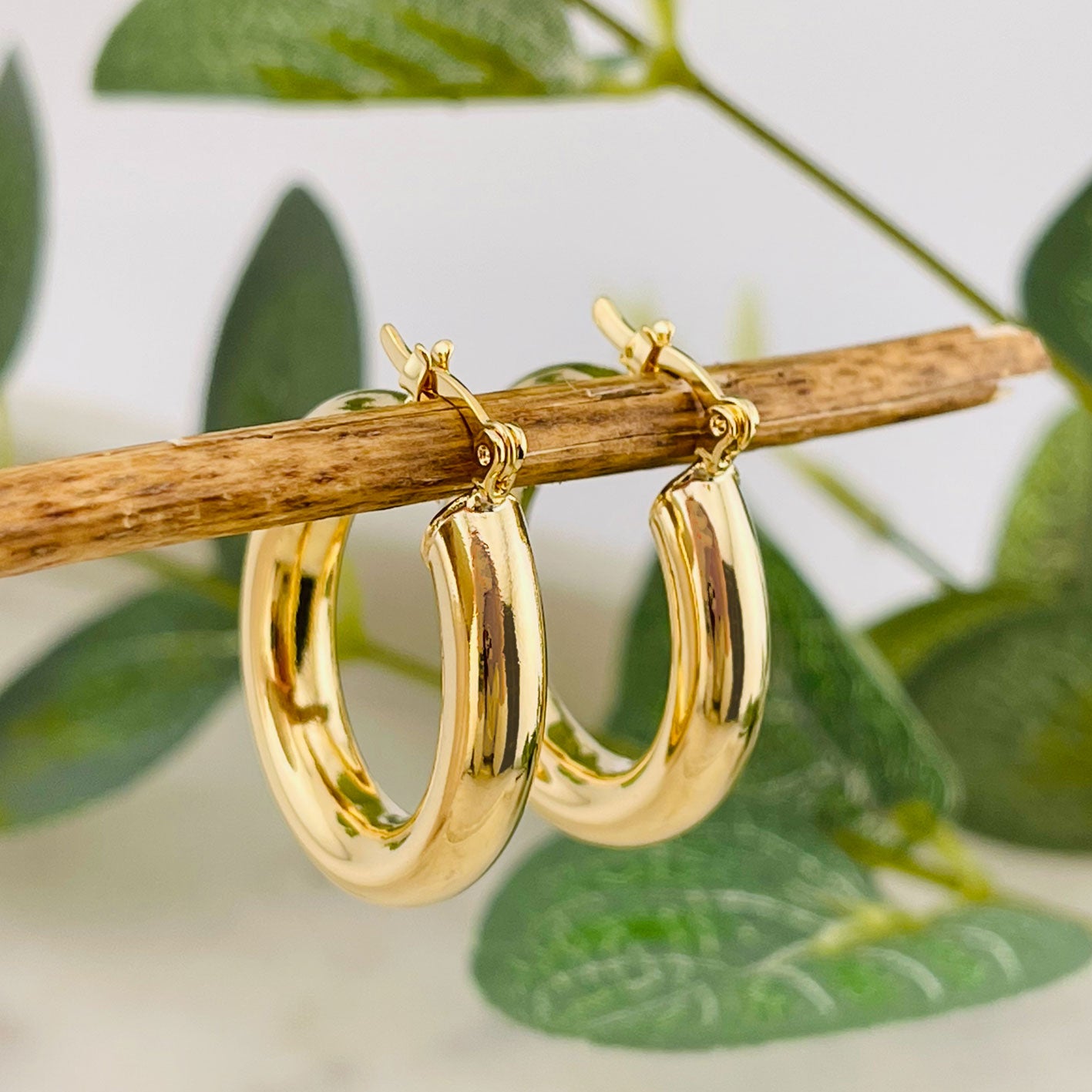 Klassische breite Creolen-Ohrringe in Gold Markita