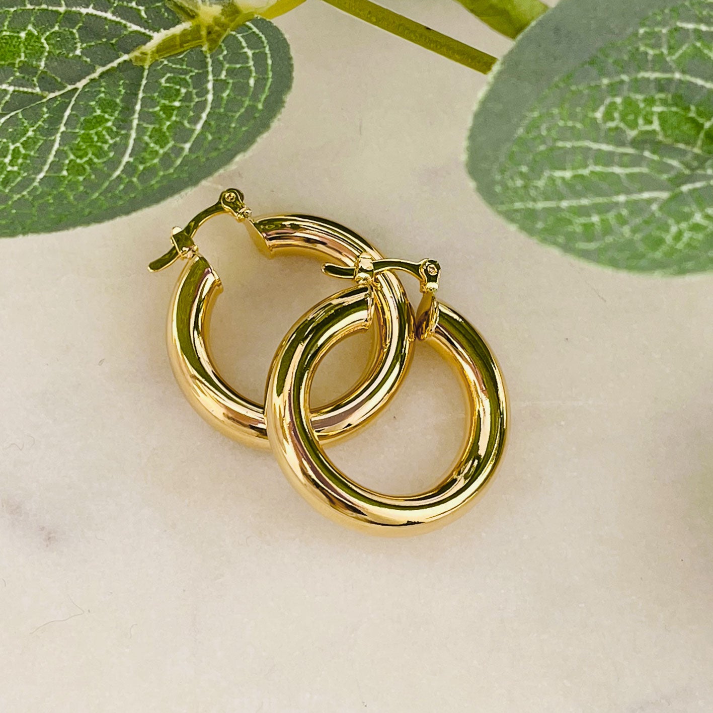 Klassische breite Creolen-Ohrringe in Gold Markita