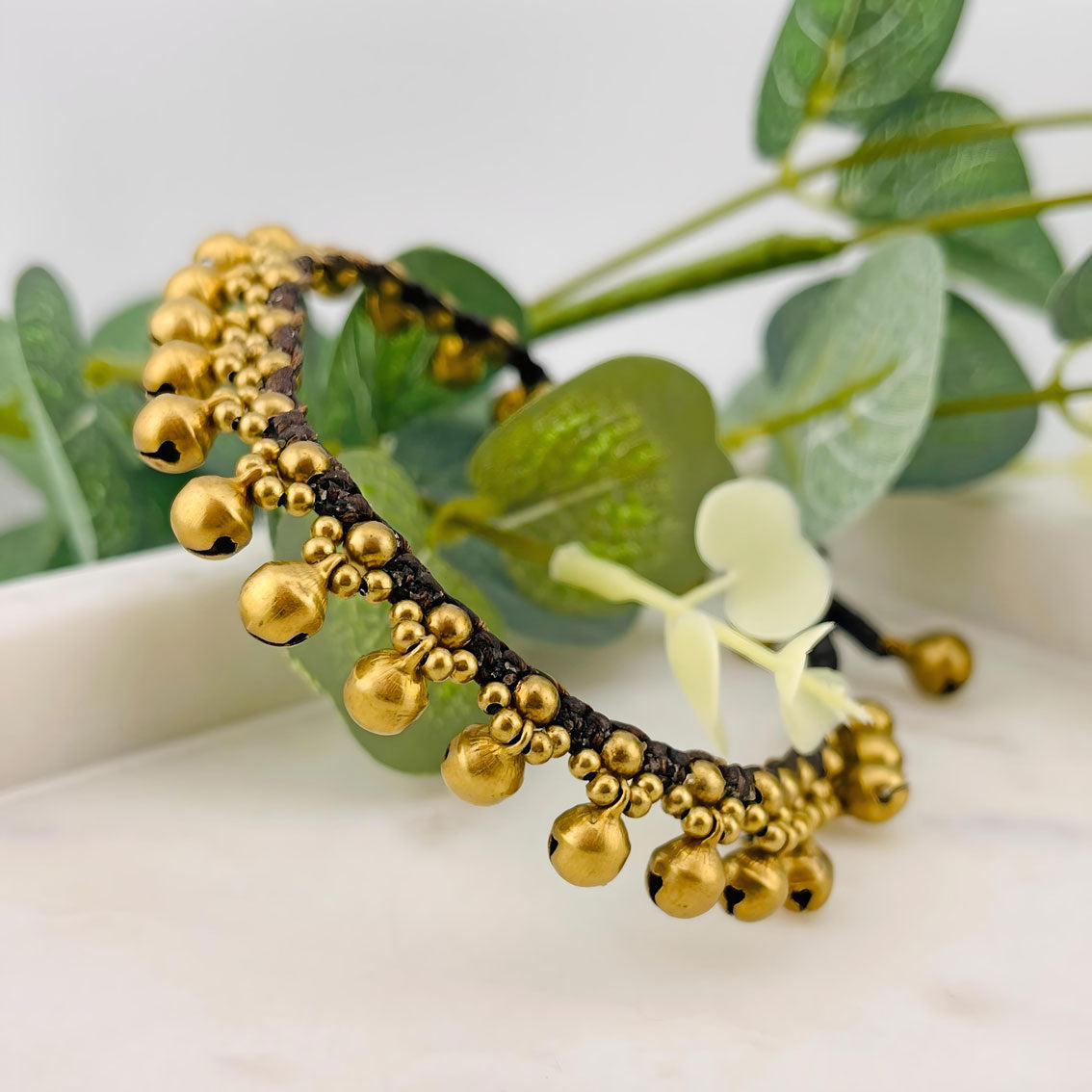 Klassisches Hippie-Fusskettchen mit goldenen Messingperlen Lexi