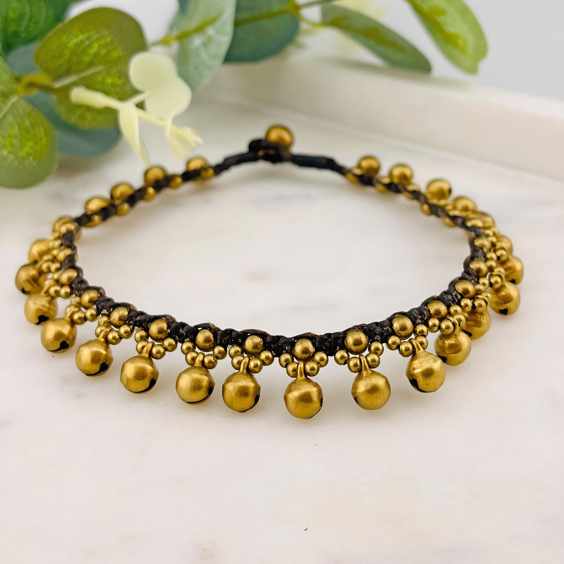 Klassisches Hippie-Fusskettchen mit goldenen Messingperlen Lexi