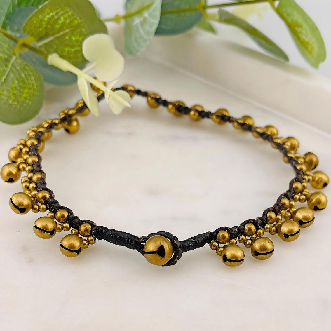 Klassisches Hippie-Fusskettchen mit goldenen Messingperlen Lexi