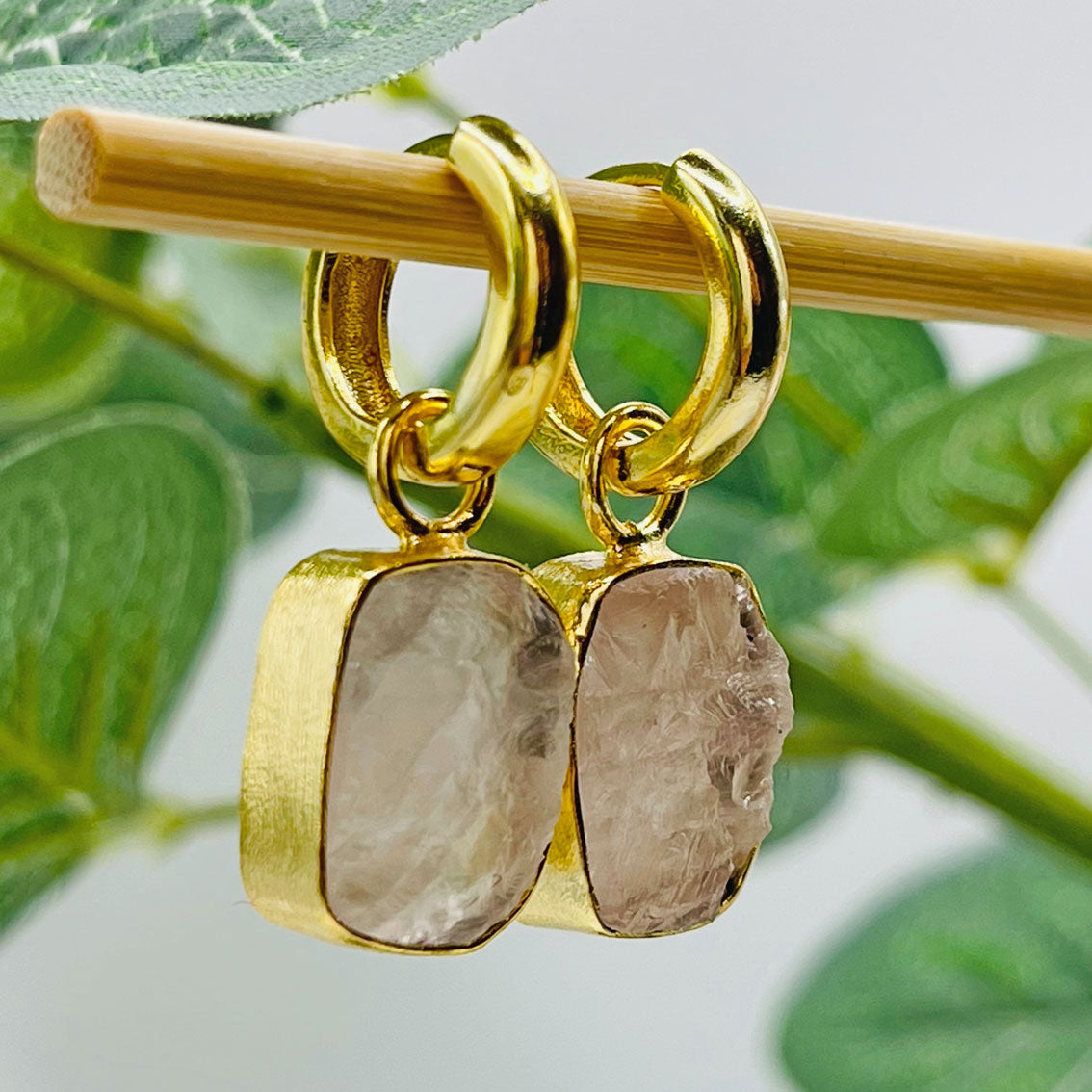 Goldene Klappcreolen mit organischem Rosenquarz-Anhänger Rashida