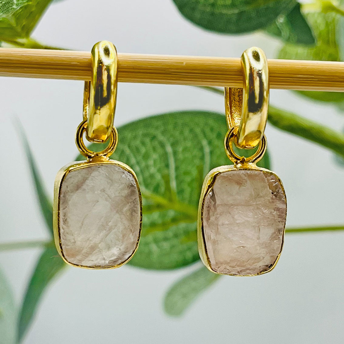 Goldene Klappcreolen mit organischem Rosenquarz-Anhänger Rashida