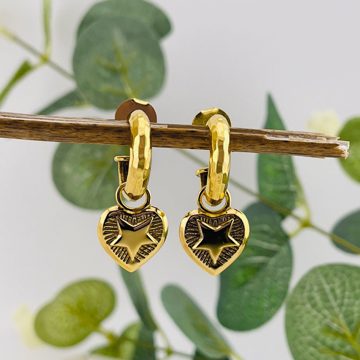 Kleine Goldcreolen-Ohrringe mit Herz-Anhänger Pink Sand Heart