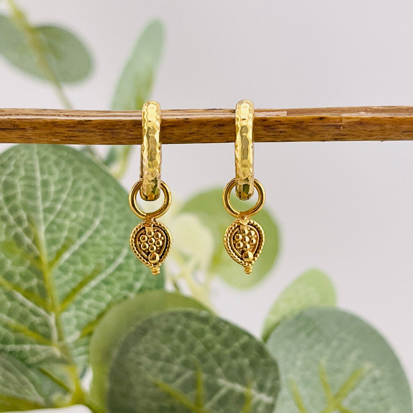 Kleine Goldcreolen mit Boho-Anhänger Pink Sand Kimura