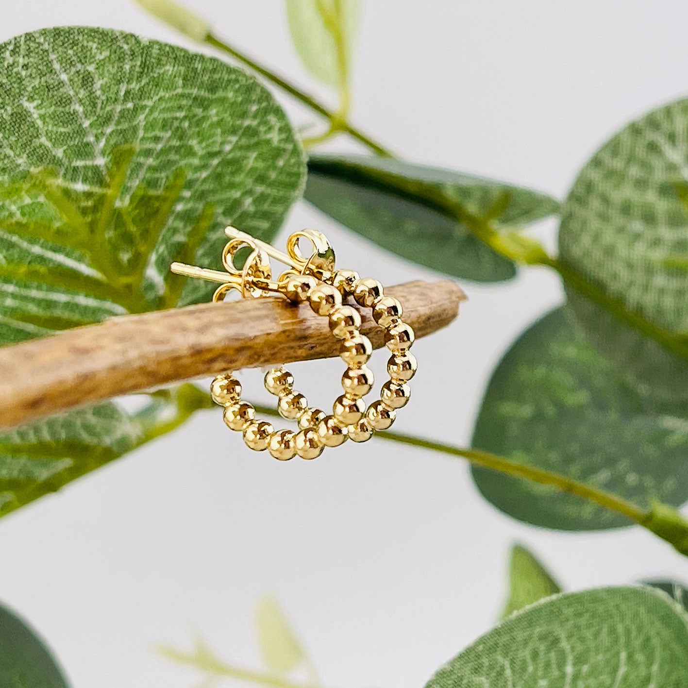 Kleine Goldcreolen mit Boho-Kugeldekor C-Hoops Asmar