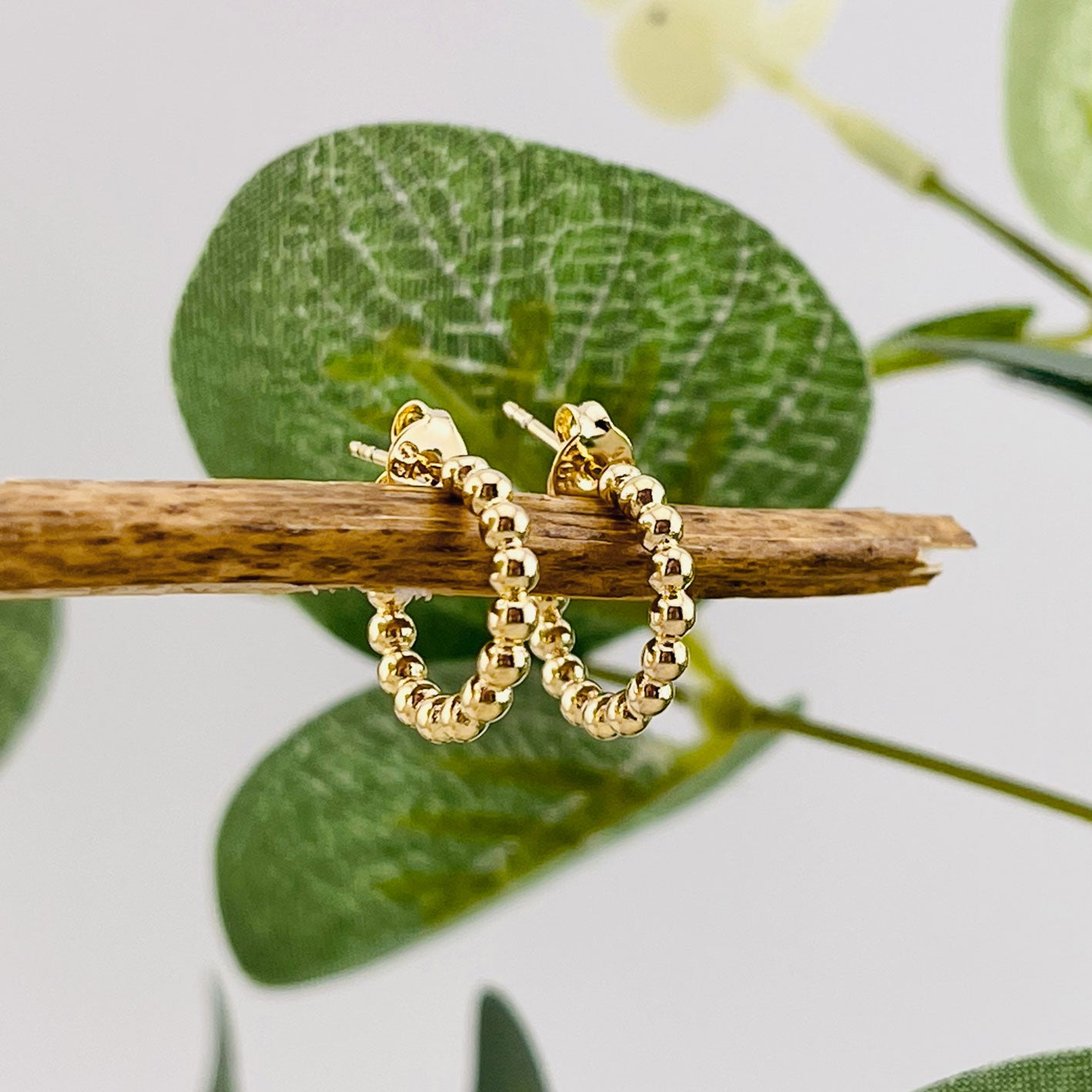 Kleine Goldcreolen mit Boho-Kugeldekor C-Hoops Asmar