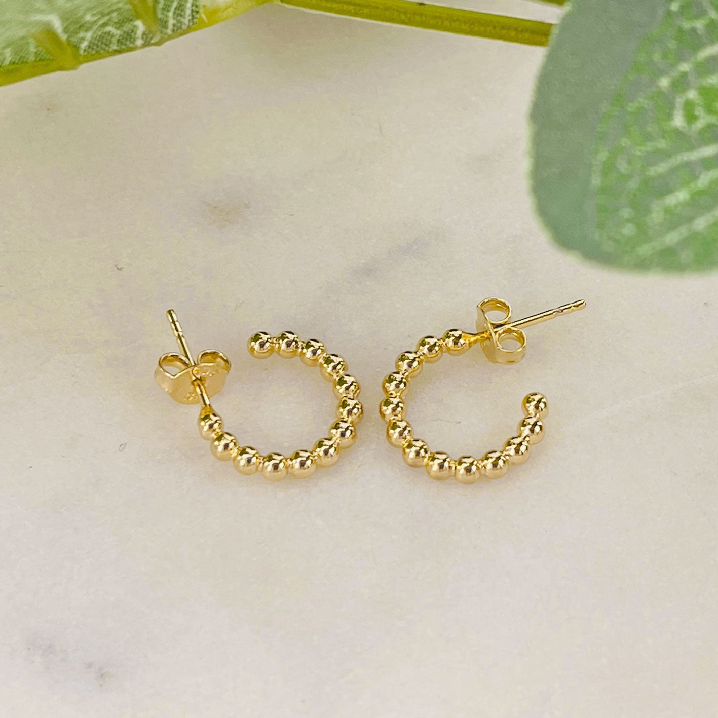 Kleine Goldcreolen mit Boho-Kugeldekor C-Hoops Asmar