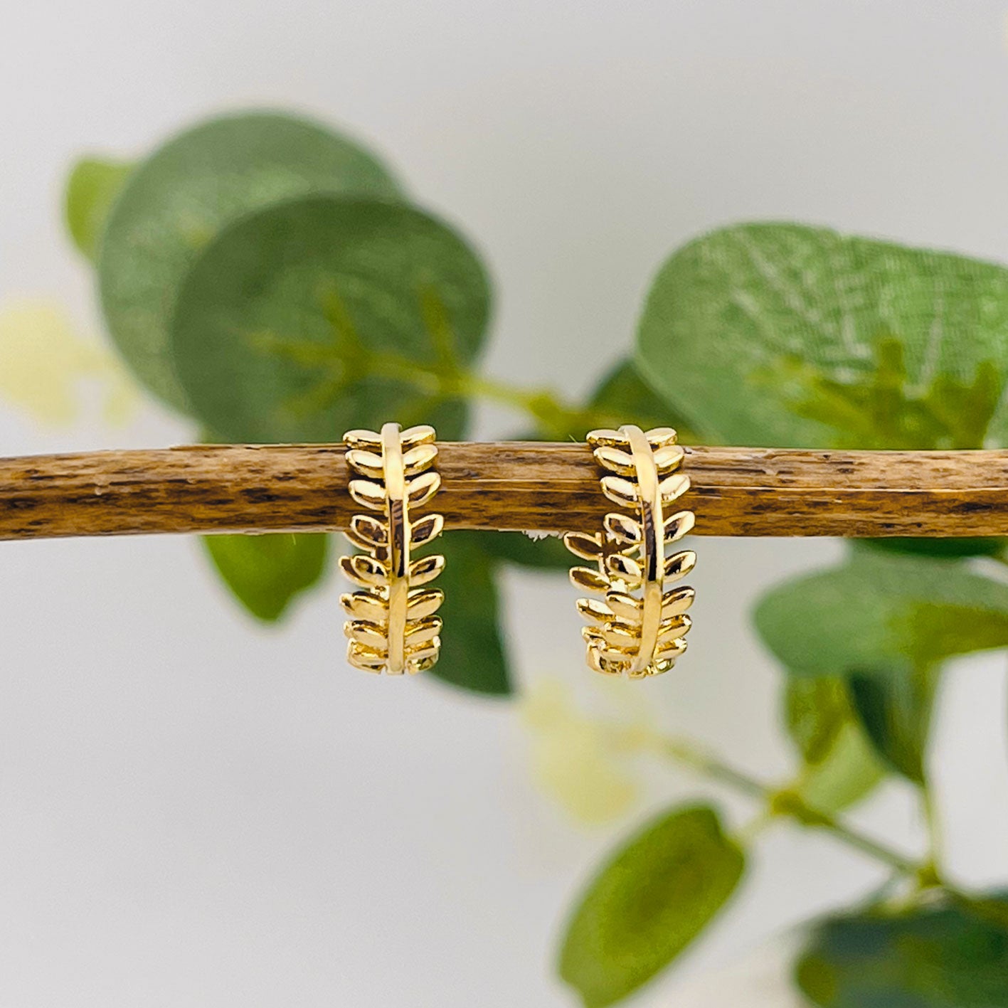 Kleine Huggie-Creolen Gold mit feinem Blatt-Design Chiba