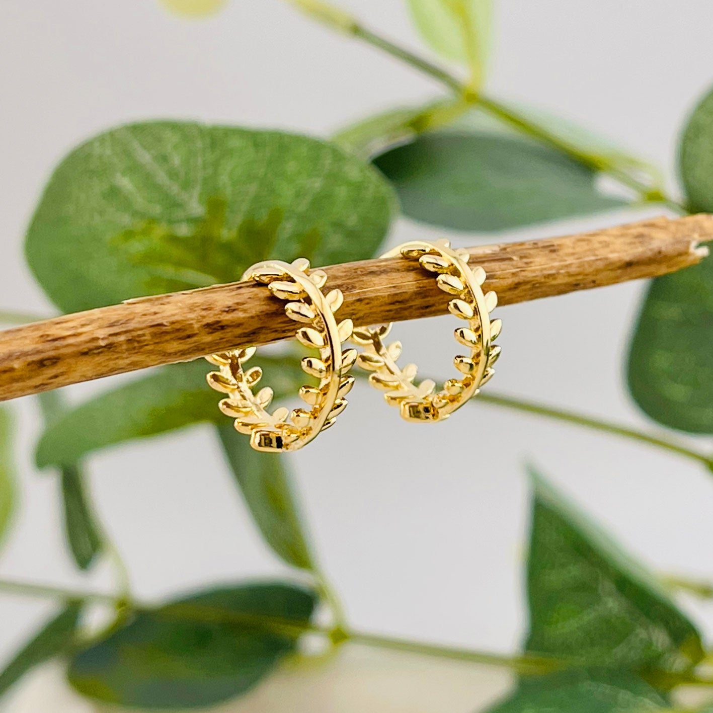 Kleine Huggie-Creolen Gold mit feinem Blatt-Design Chiba