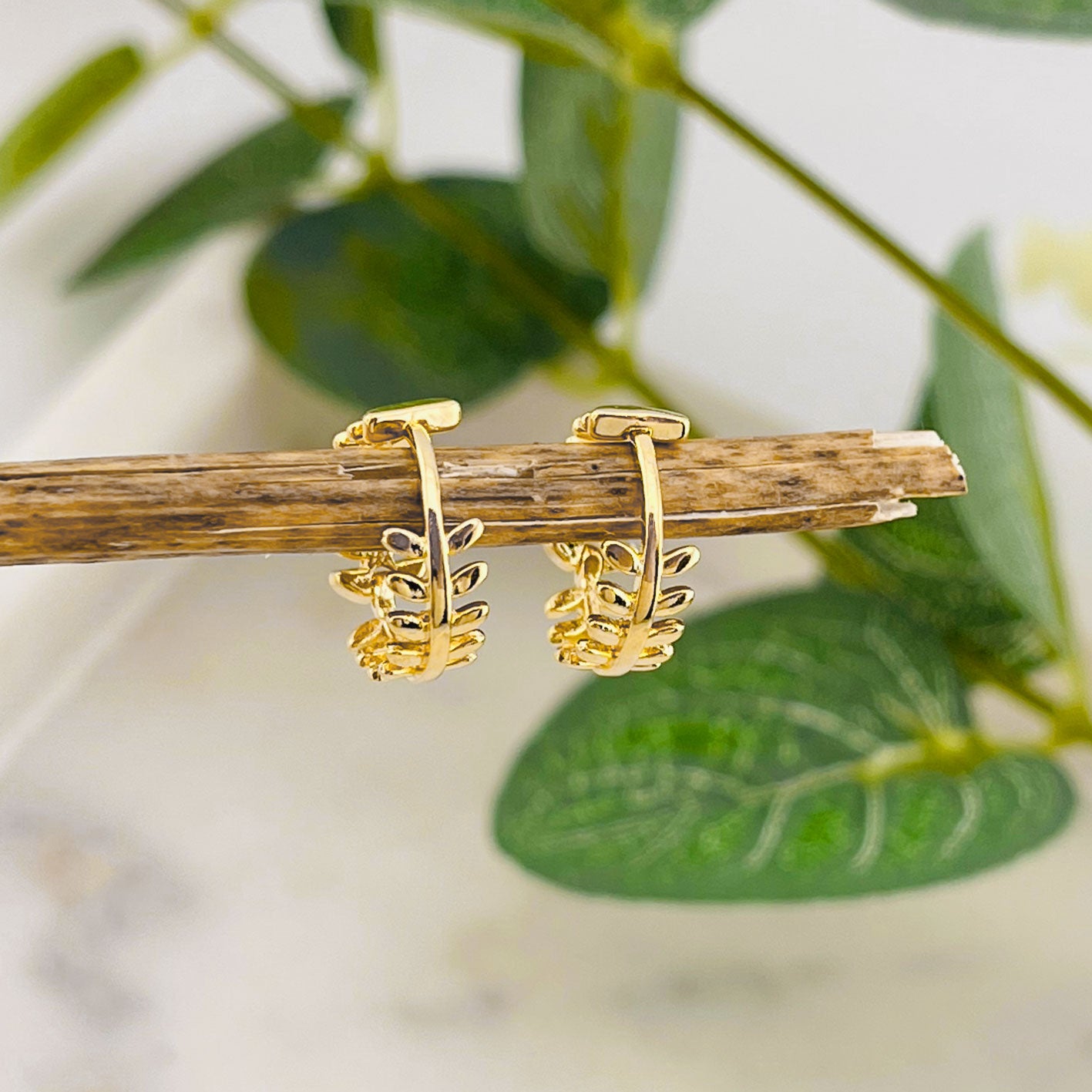 Kleine Huggie-Creolen Gold mit feinem Blatt-Design Chiba