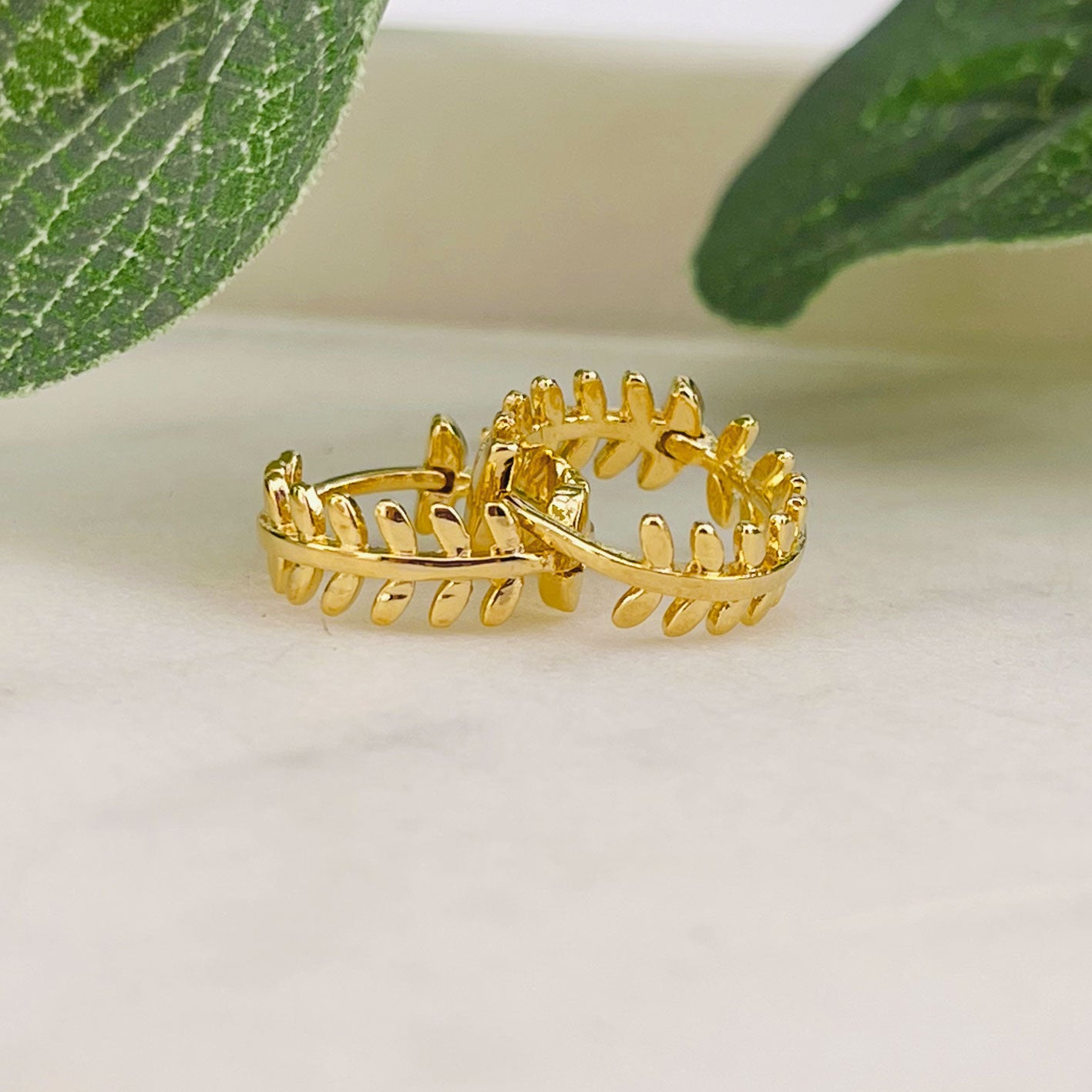 Kleine Huggie-Creolen Gold mit feinem Blatt-Design Chiba