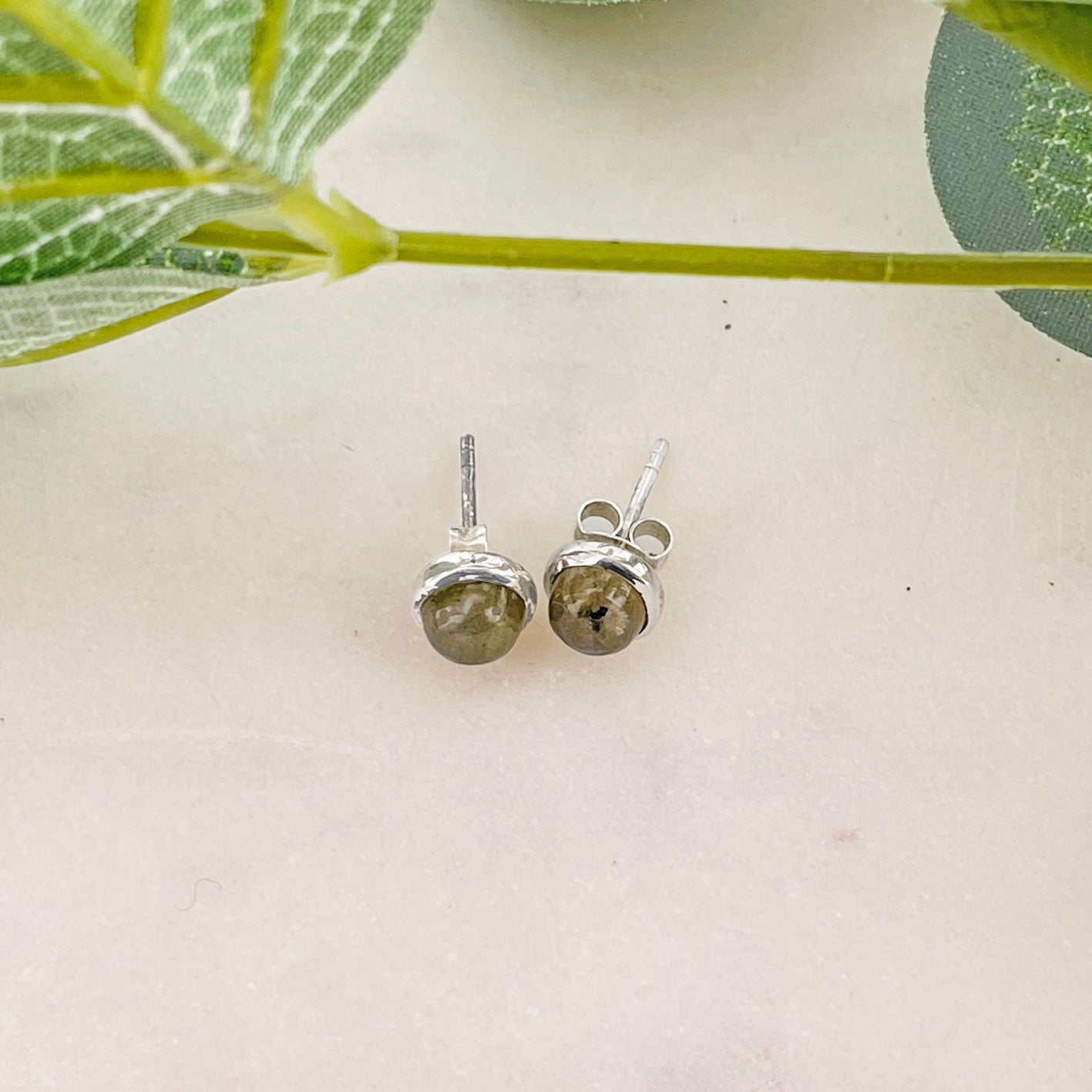 Kleine Vintage Silberohrstecker mit grünem Labradorit Stein Cora
