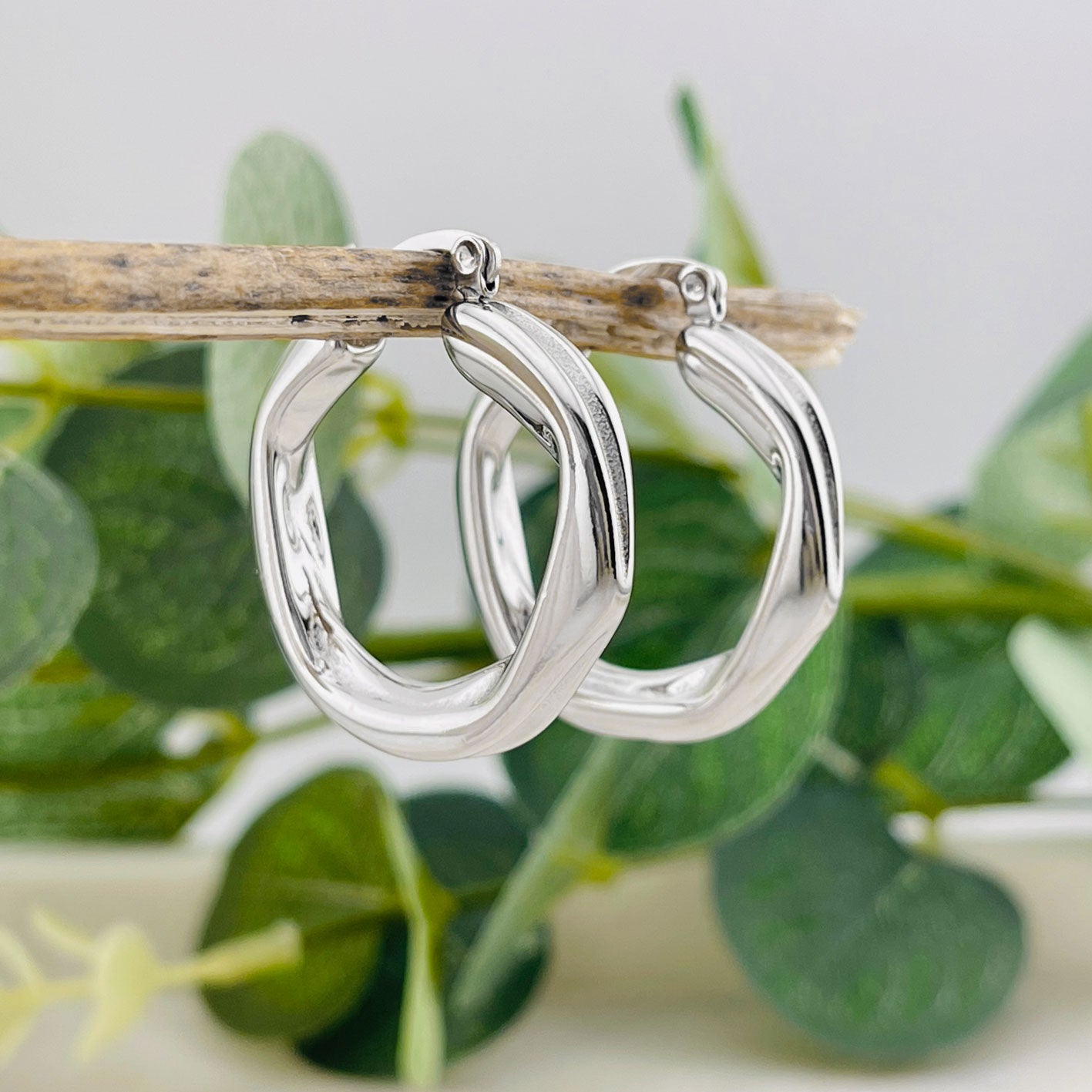 Kreative Silbercreolen aus strukturiertem Edelstahl Basile