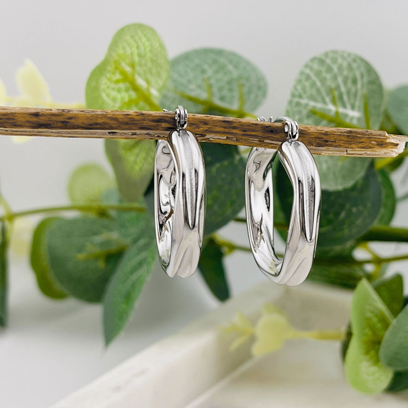 Kreative Silbercreolen aus strukturiertem Edelstahl Basile