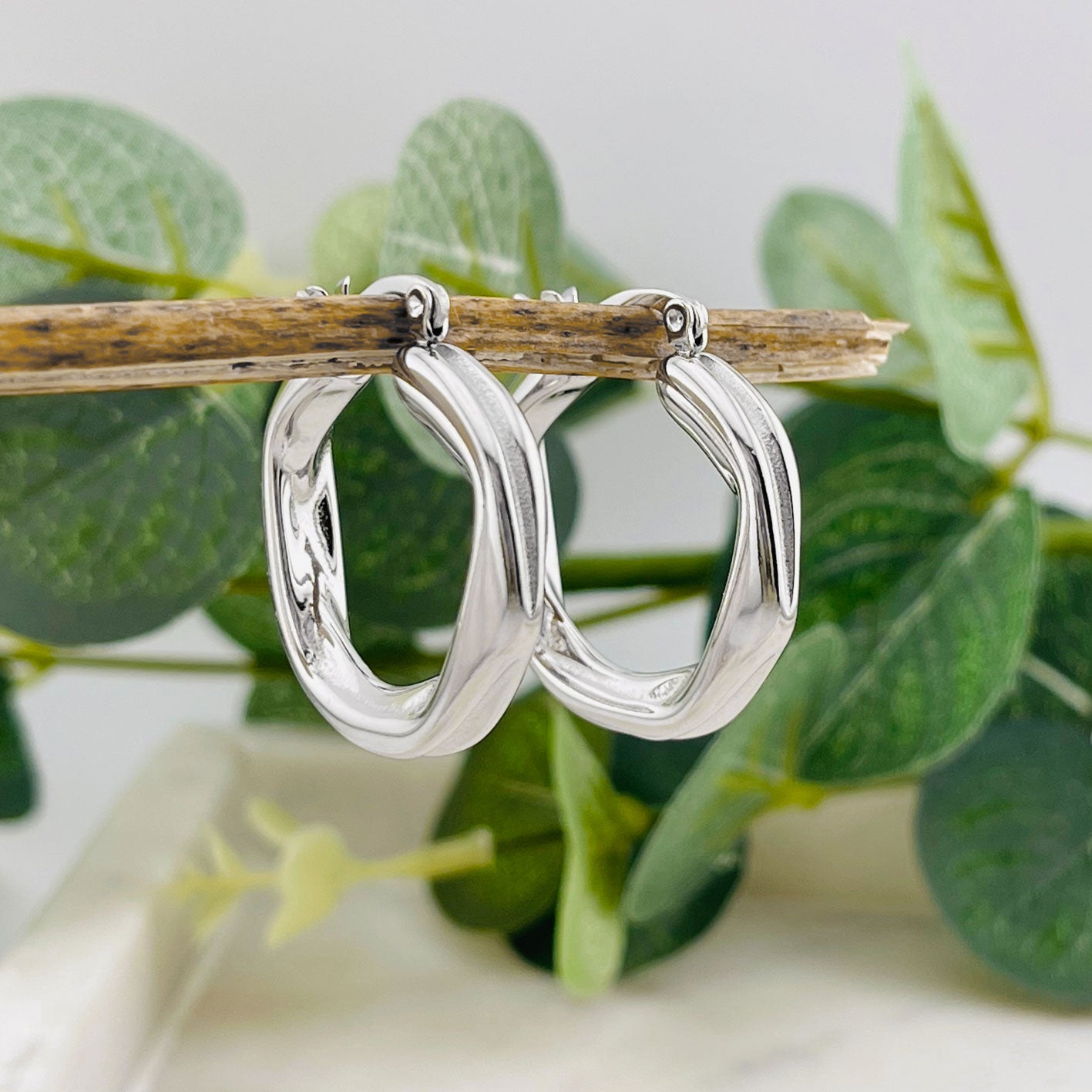 Kreative Silbercreolen aus strukturiertem Edelstahl Basile