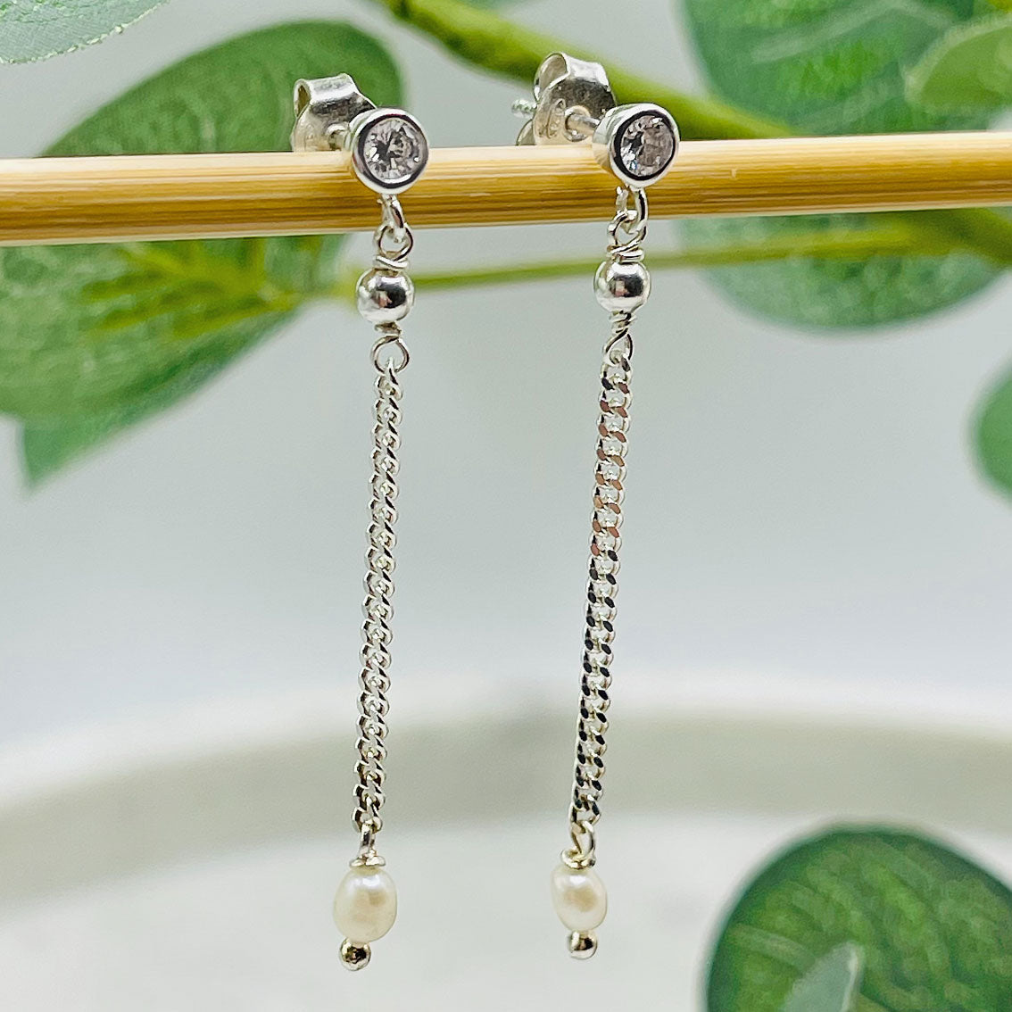 Lange feine Silberohrringe mit Süsswasserperle Fyiarill