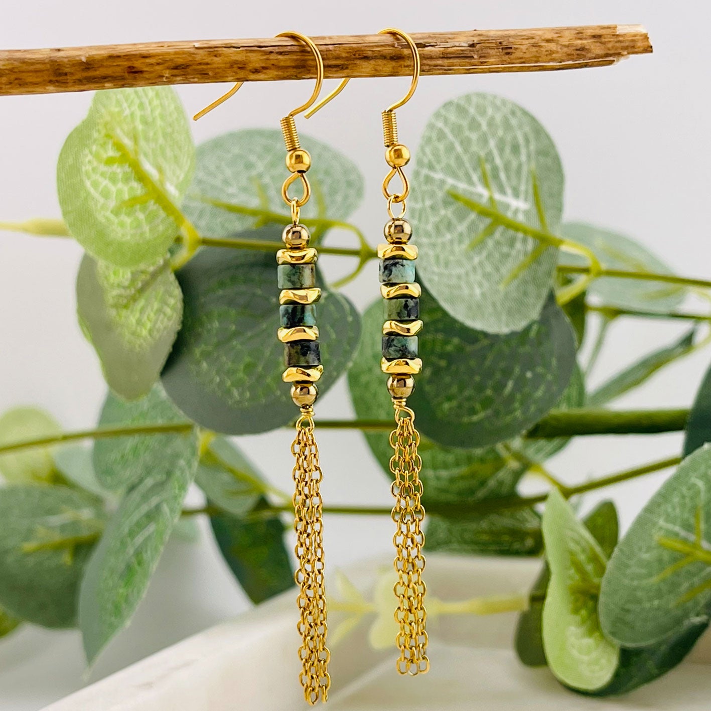 Lange Ohrringe mit Kettchen und Charms in Gold und Türkis Veldi