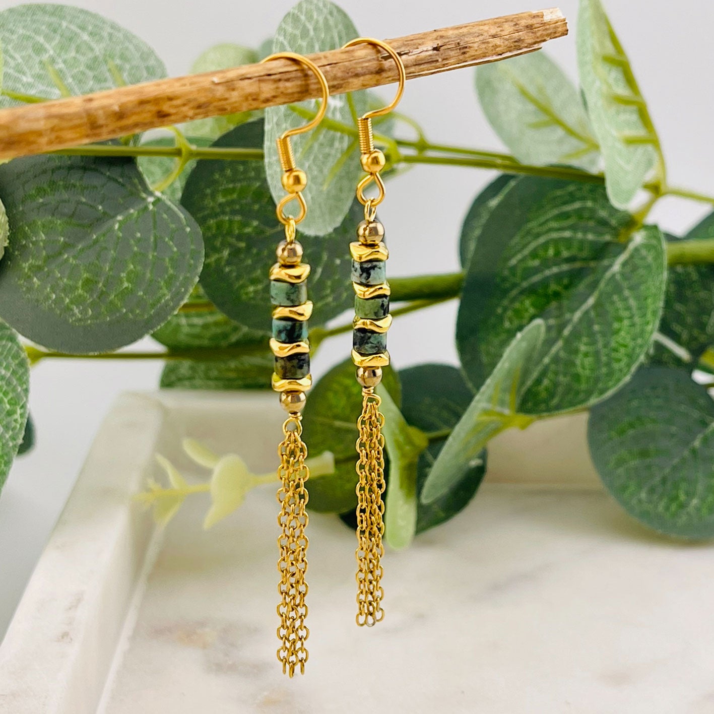 Lange Ohrringe mit Kettchen und Charms in Gold und Türkis Veldi
