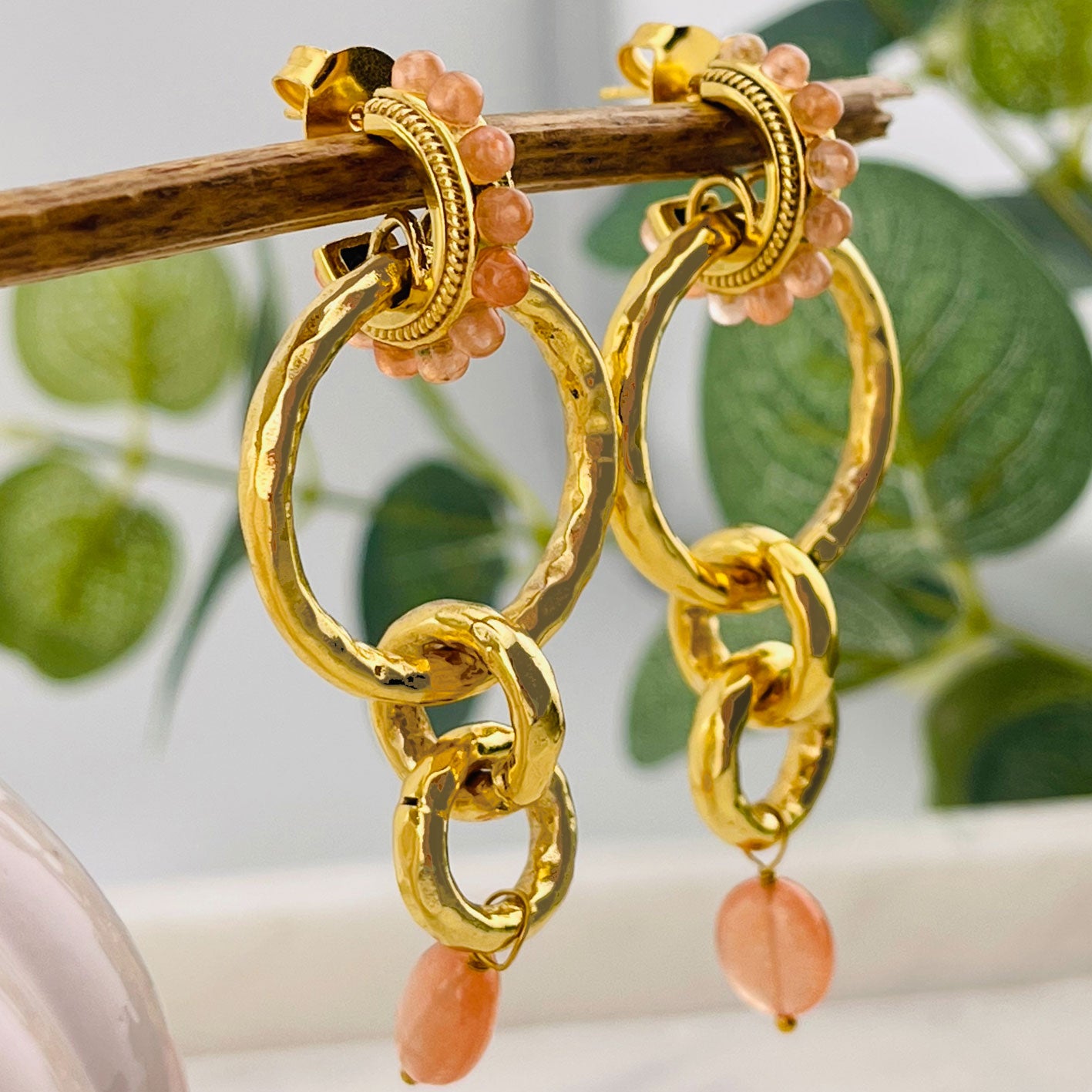 Lange Goldohrringe mit Peach Jade Pink Sand Loretta