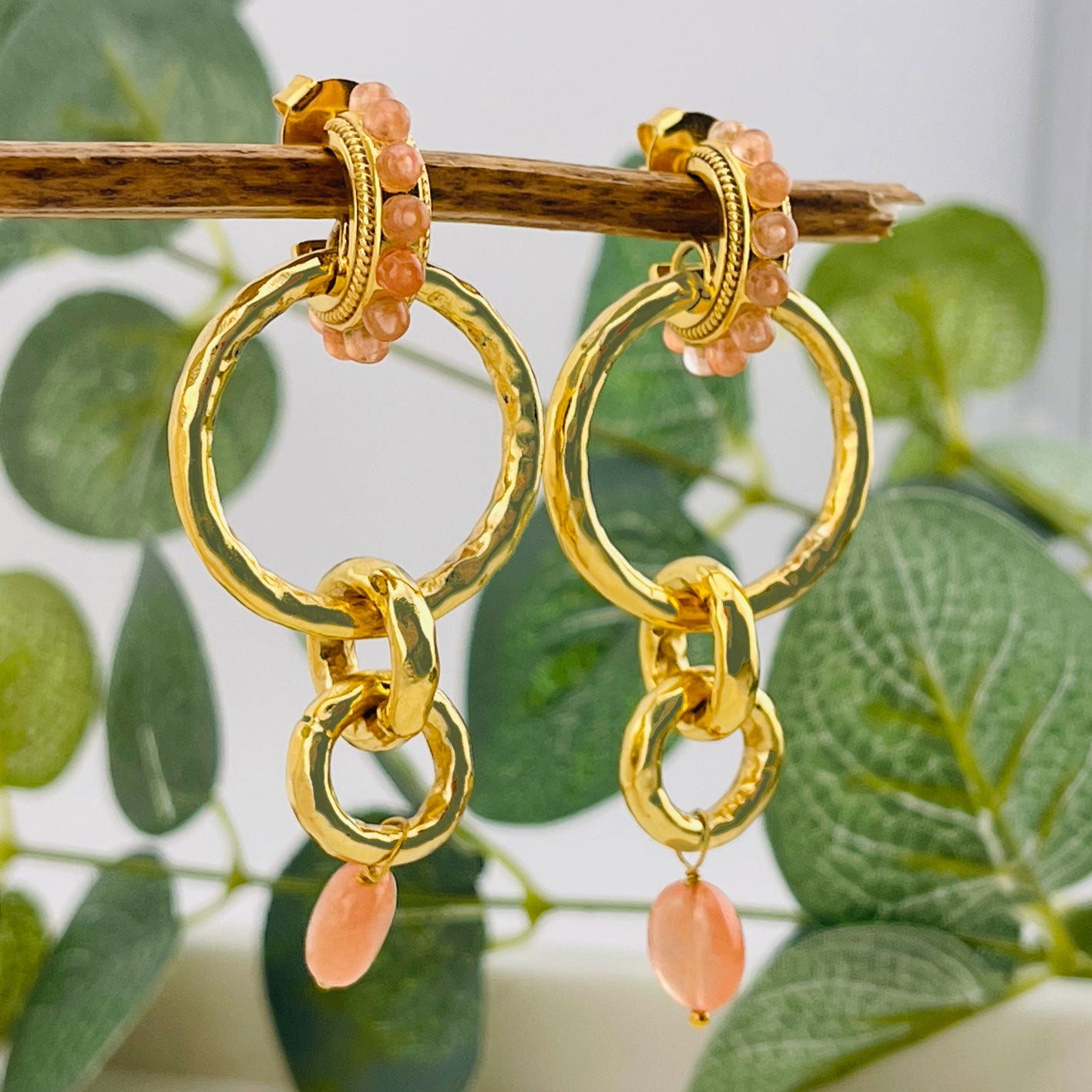 Lange Goldohrringe mit Peach Jade Pink Sand Loretta