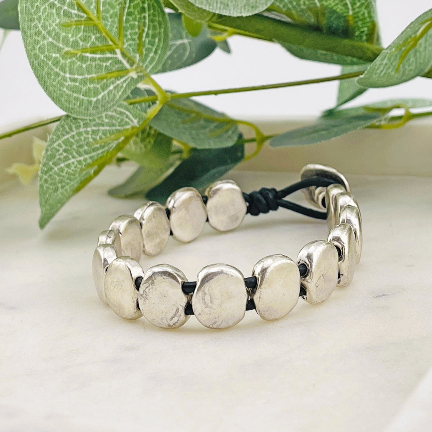 Lederarmband mit organischen Silberplättchen Jonna