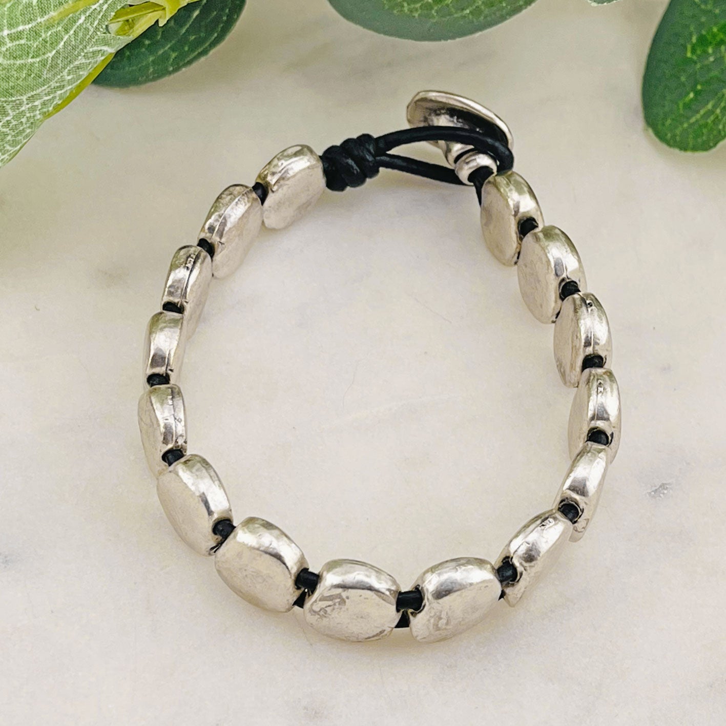 Lederarmband mit organischen Silberplättchen Jonna
