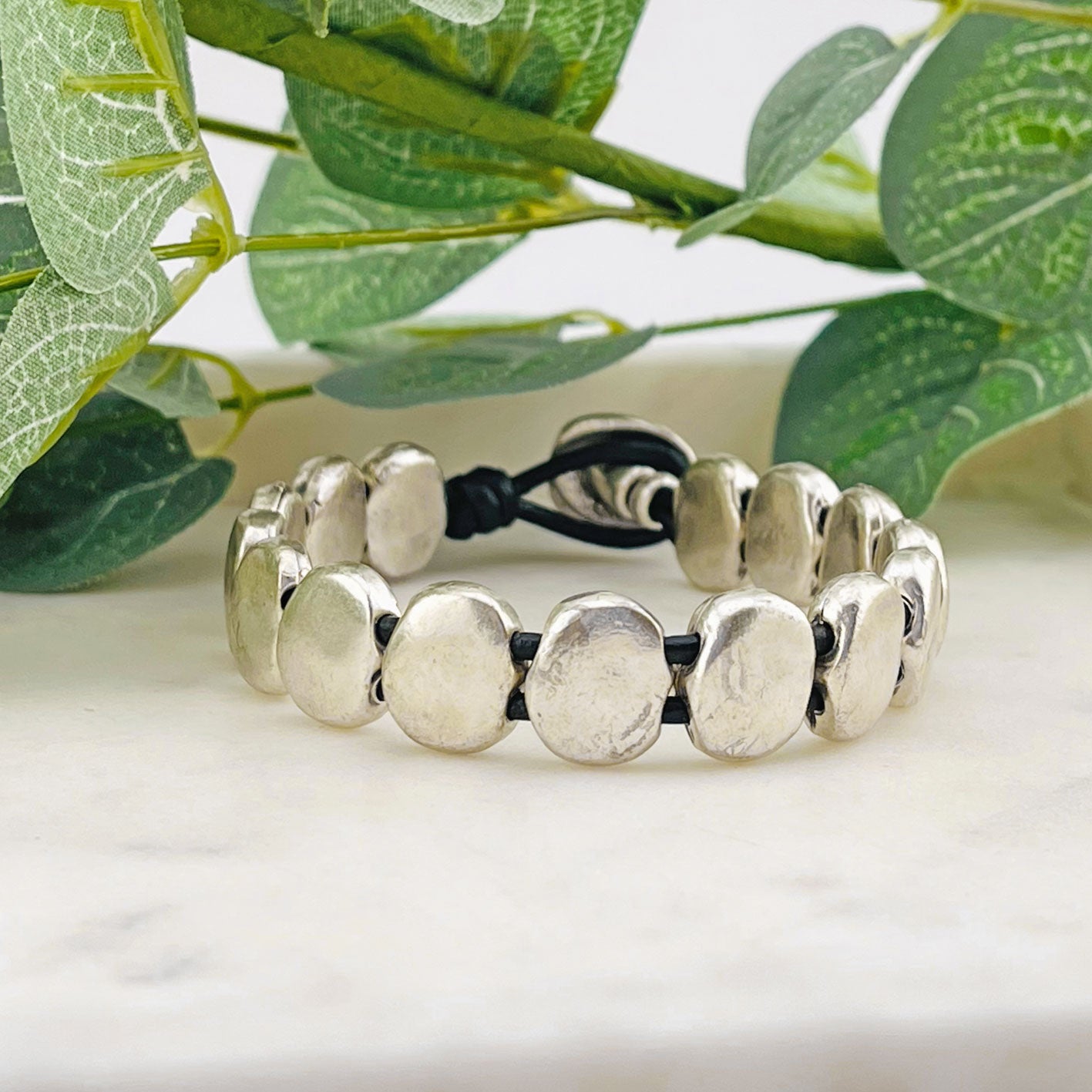 Lederarmband mit organischen Silberplättchen Jonna