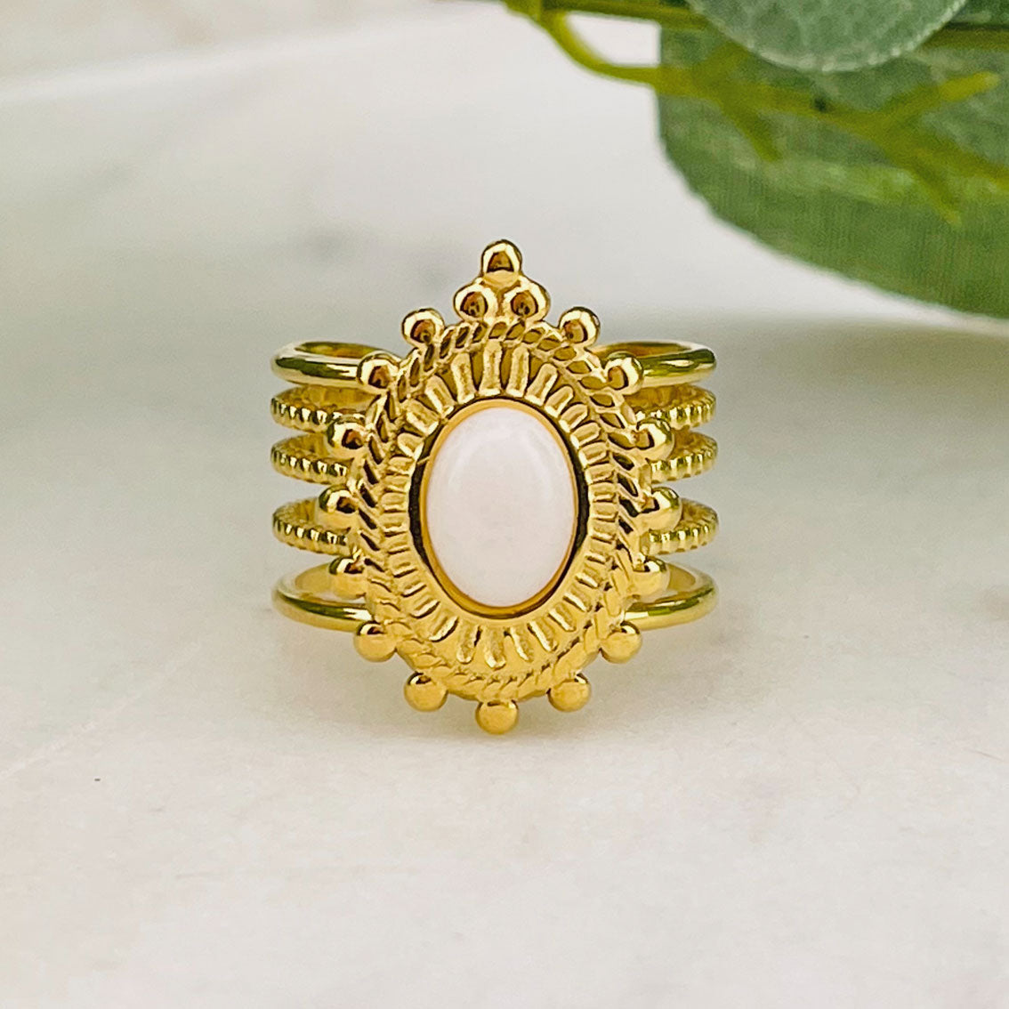 Goldring mit Boho Flair und weissem Sonnenstein Ernée