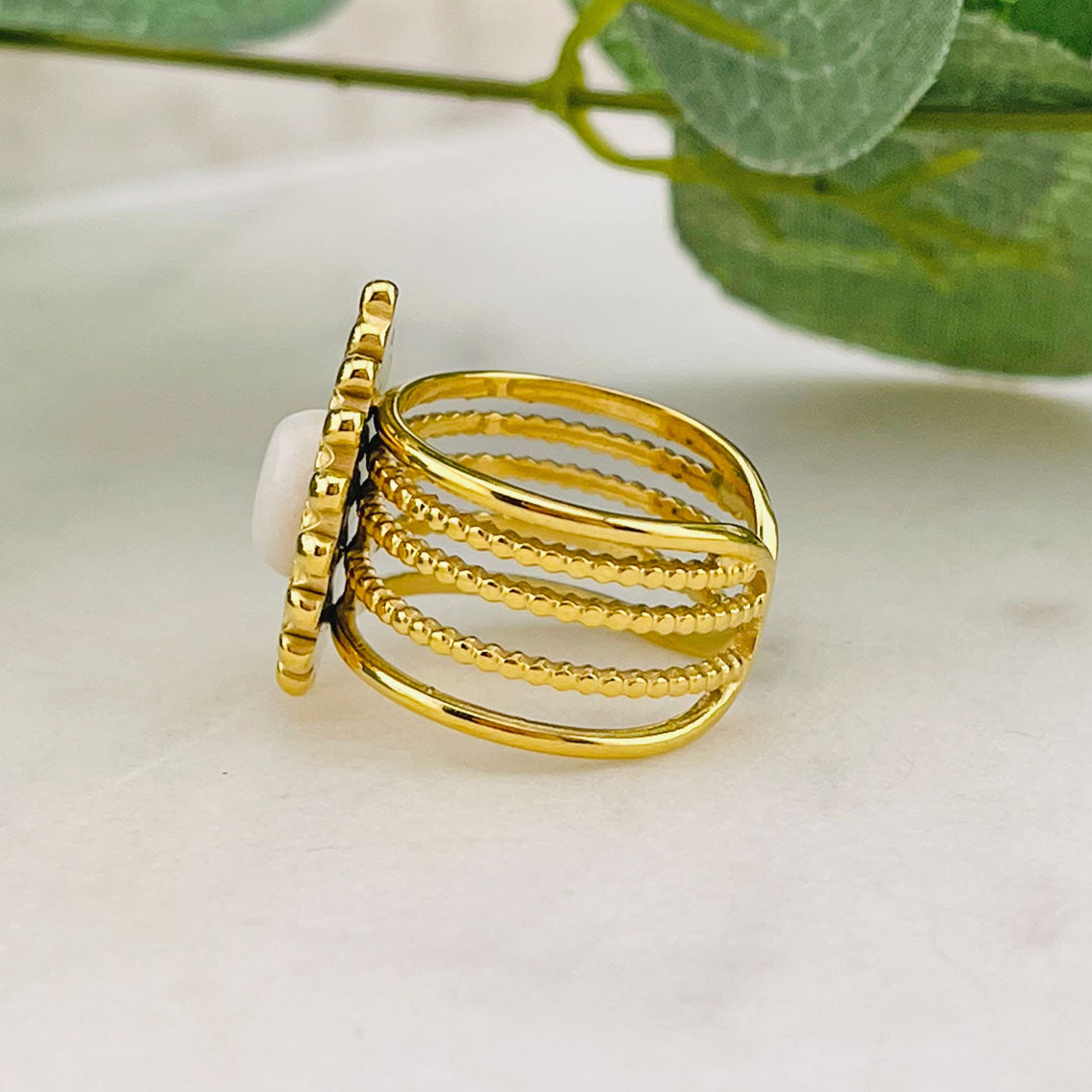 Goldring mit Boho Flair und weissem Sonnenstein Ernée