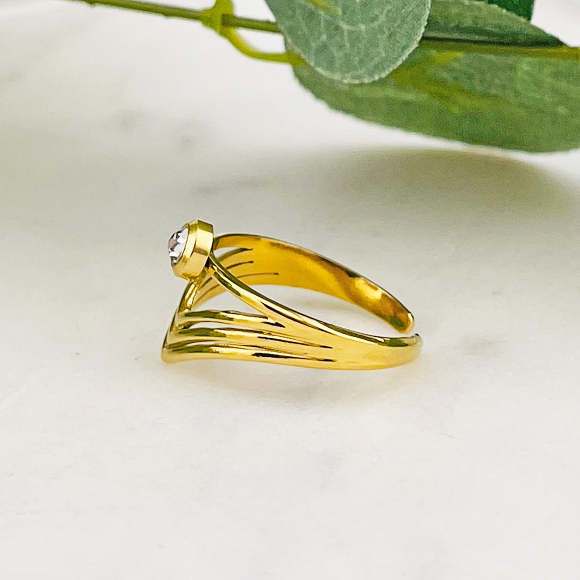 Moderner offener Goldring mit weissem Strass-Stein Sevres