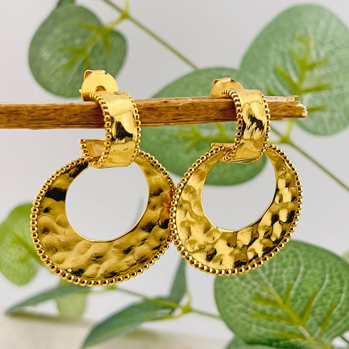 Offene Boho-Goldcreolen Ohrringe mit Reifenanhänger Pink Sand Irati