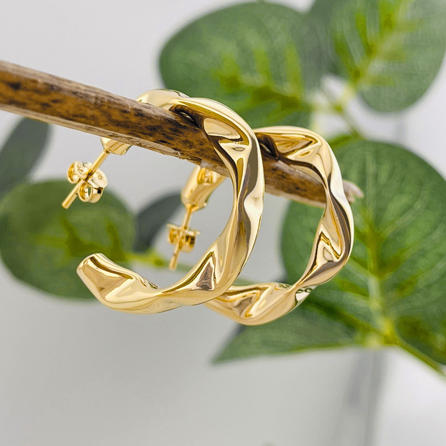 Offene Goldcreolen Crimped and Crunpled-Design Moutyan
