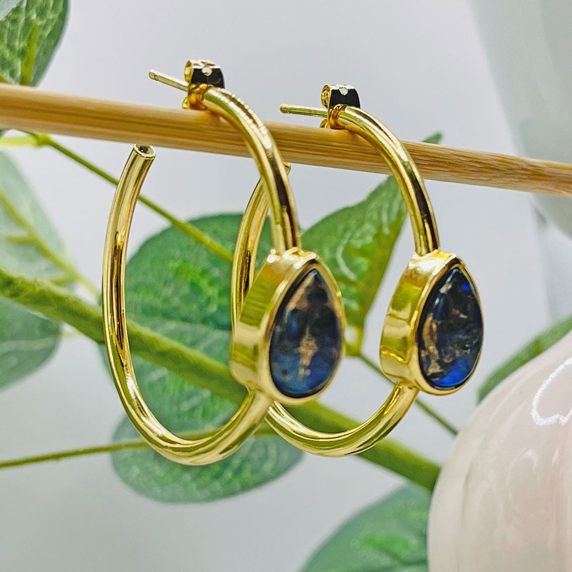 Offene Goldcreolen mit Jade Stein-Tropfen Olevir