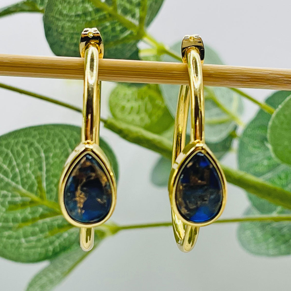 Offene Goldcreolen mit Jade Stein-Tropfen Olevir