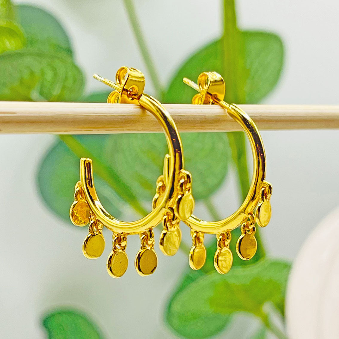 Boucles d'oreilles créoles ouvertes en or avec pendentif Pink Sand Sunnyo