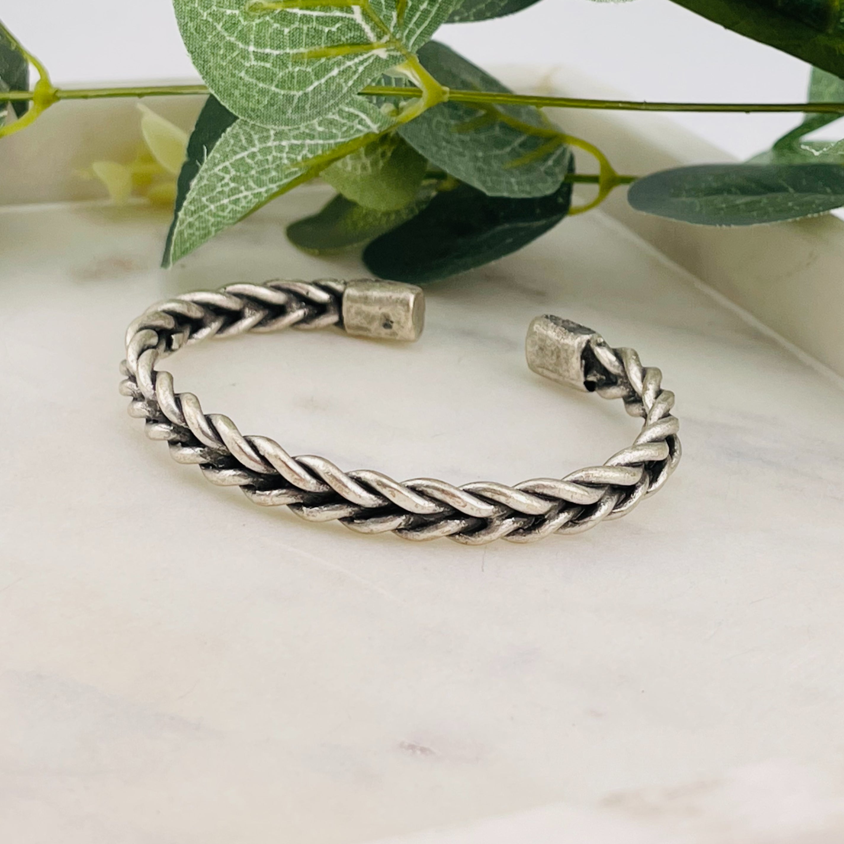 Offene Boho Silberarmspange mit Zopfmuster Desna