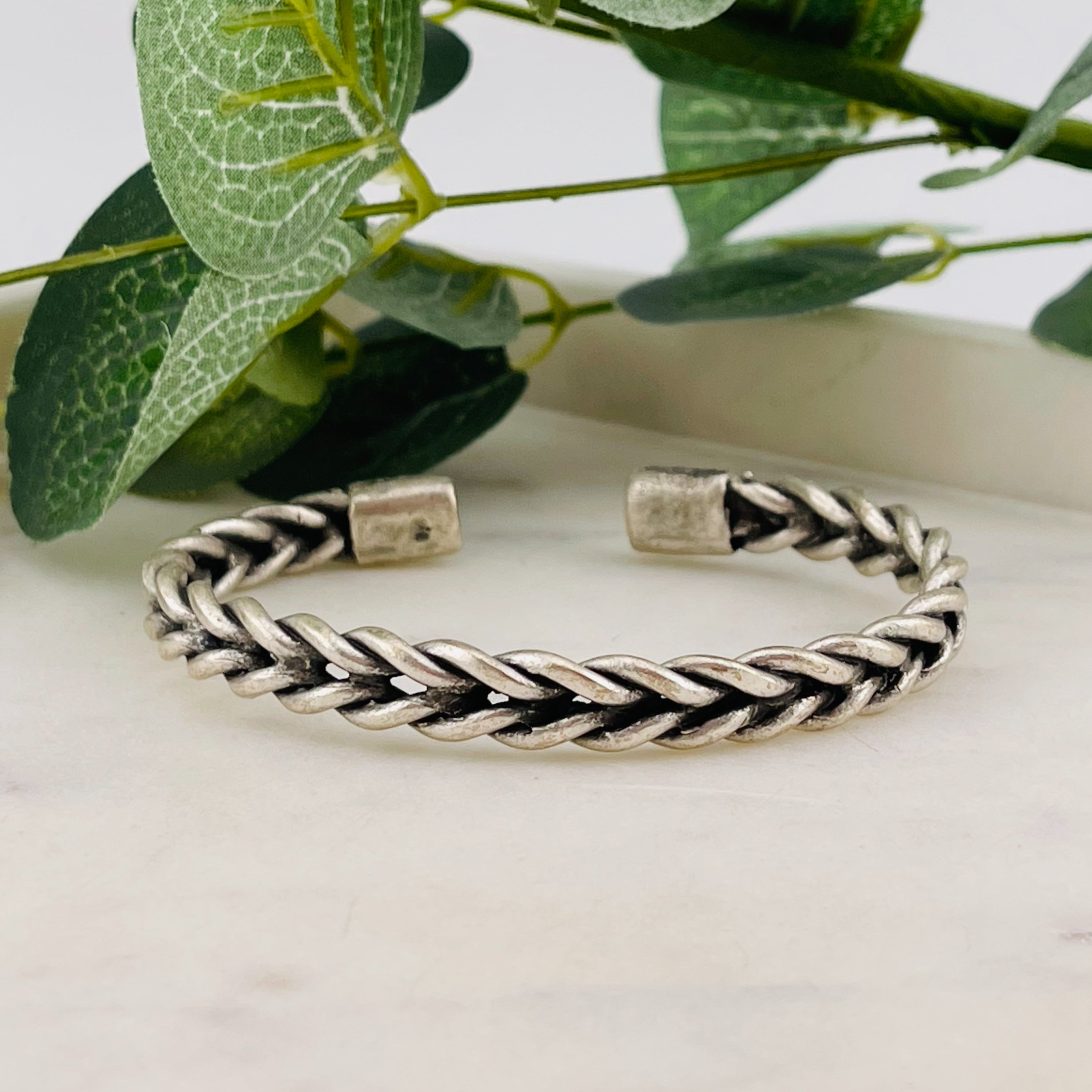 Offene Boho Silberarmspange mit Zopfmuster Desna