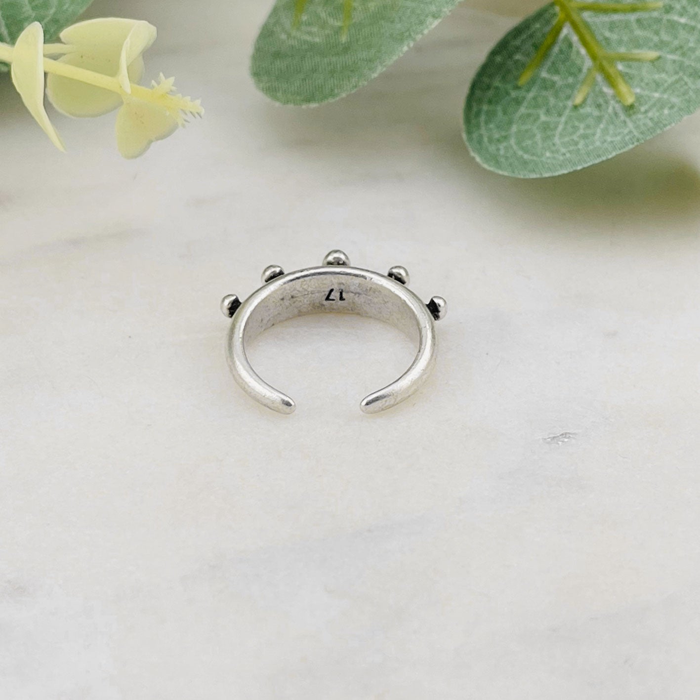 Offener Ring mit Silberkugeln Urban-Style Amba