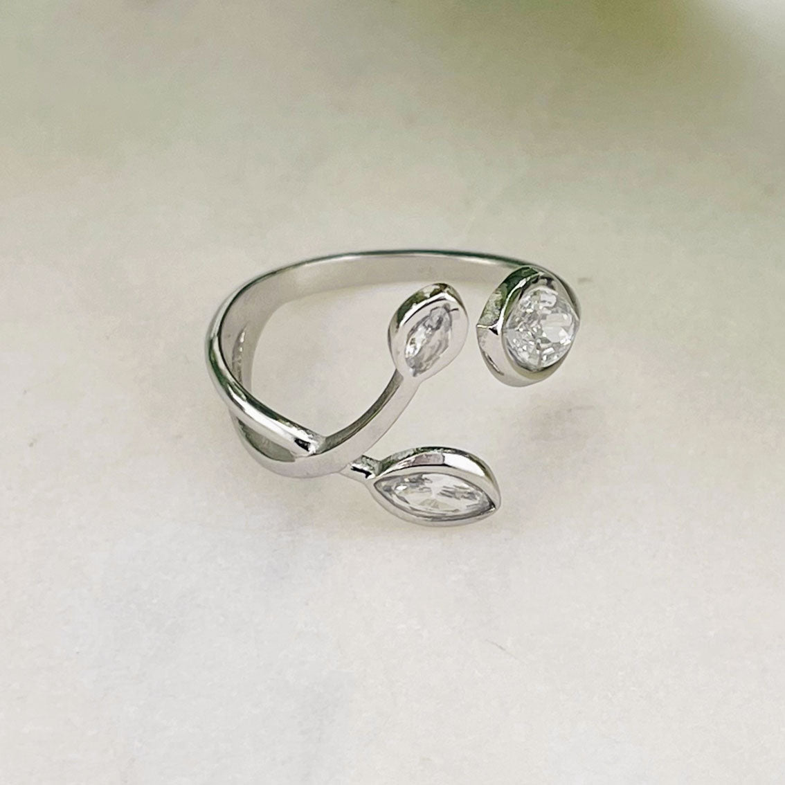 Moderner Silberring mit Glitzersteinen auf Blattoptik Mirane