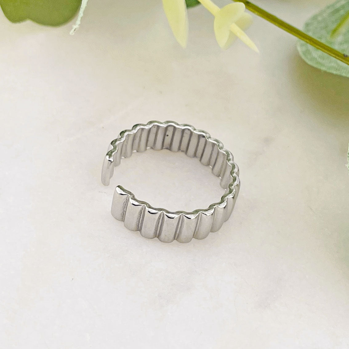 Offener Silberring aus Edelstahl mit Plissee Textur