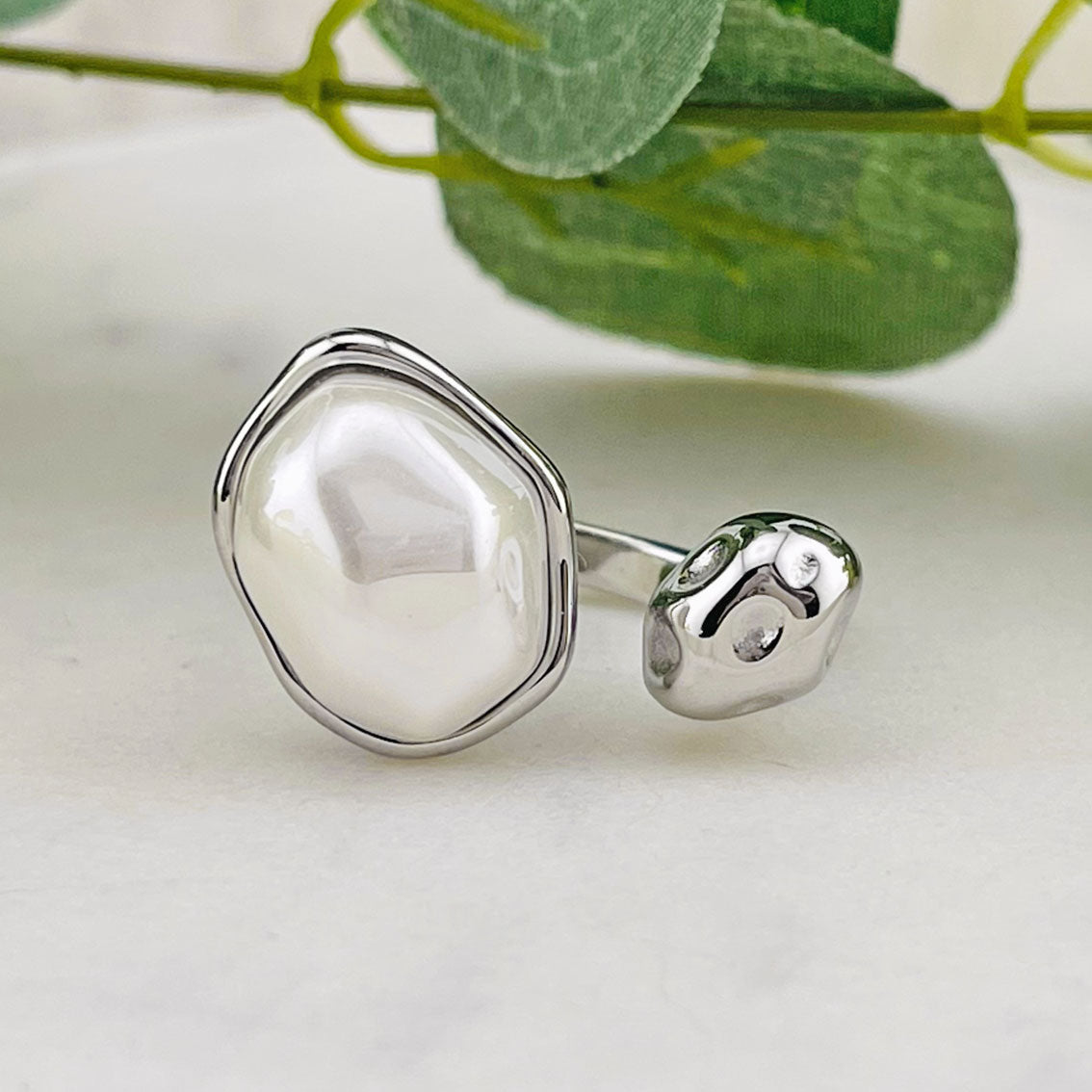 Offener organisch geformter Silberring mit weissem Stein Fitou