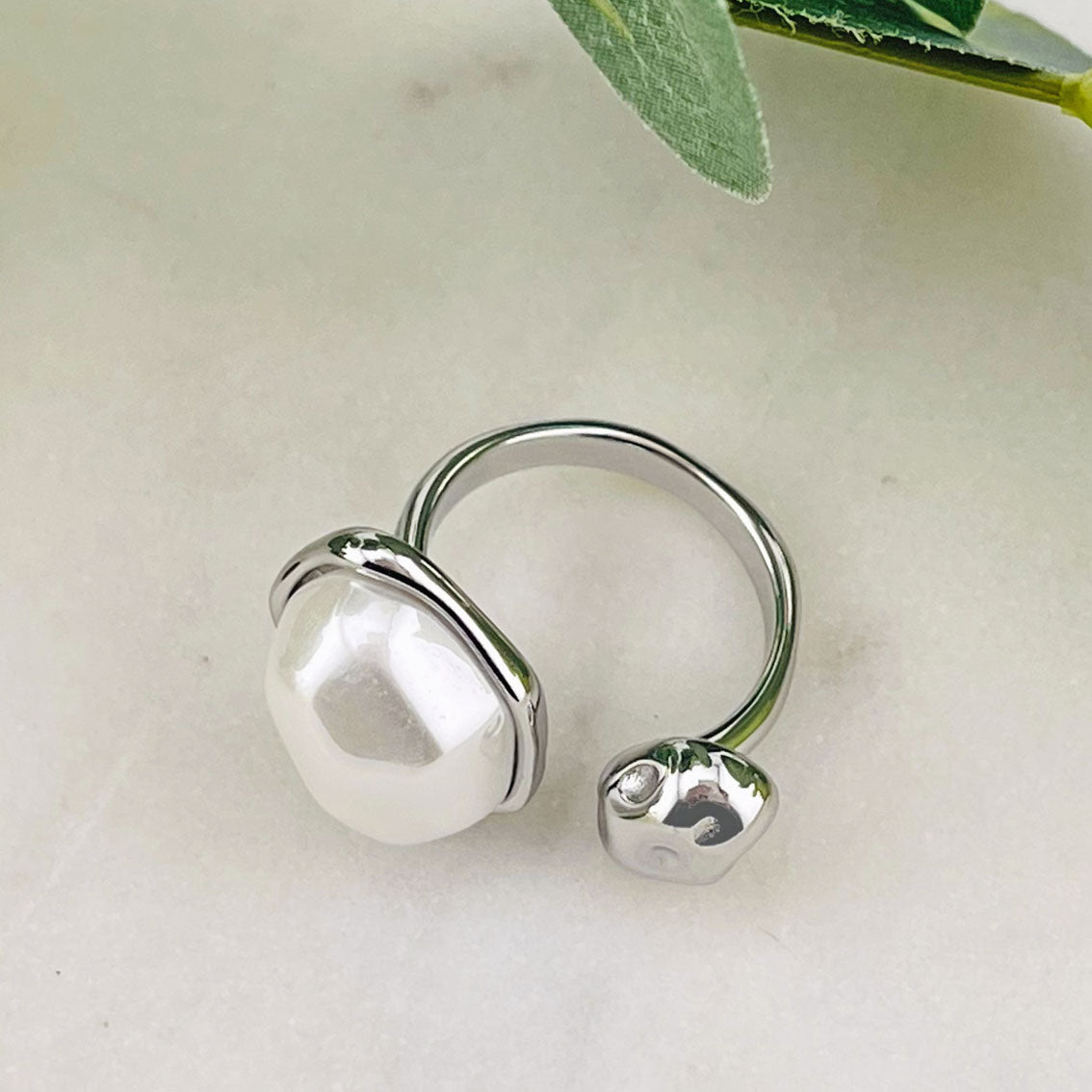 Offener organisch geformter Silberring mit weissem Stein Fitou