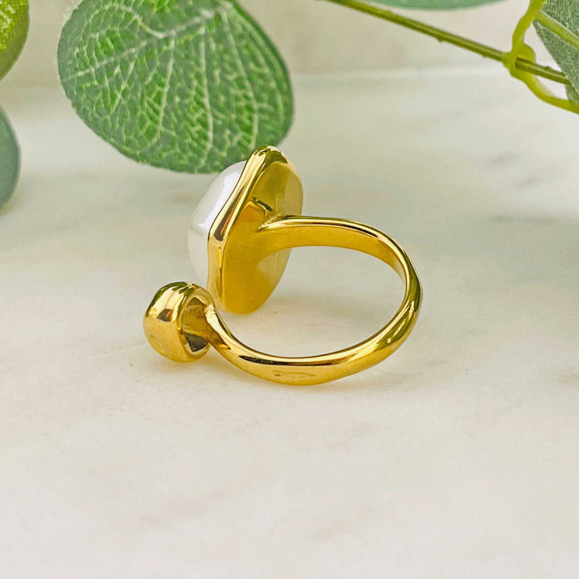 Offener organisch geformter Goldring mit weissem Stein Yvron